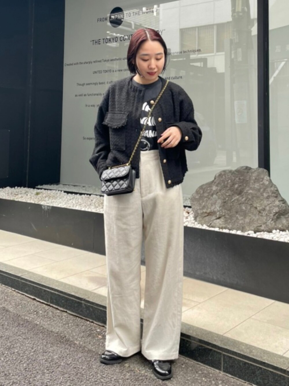「ツイードジャケット、麻パンツ、リネンパンツ、ブラックコーデ、バンドT、バンT、キルティングバッグ、チェーンバッグ、ツイード、ローファーコーデ、きれいめカジュアル、ミニショルダー、ワイドパンツ、ホワイトパンツ、モノトーン」｜「fredy emueの【セットアップ可能】リネン混セミワイドパンツ（その他パンツ、ベージュ系）」を使った、ひかりさん（レディース・156cm）の春コーディネートの3枚目の写真