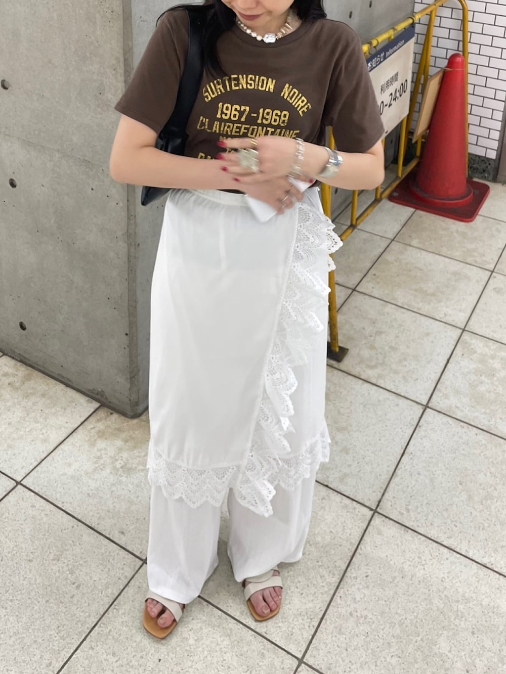 「レイヤードスタイル、レイヤード、レイヤードコーデ、Tシャツコーデ、Tシャツ、ピグメント、ピグメントTシャツ、夏コーデ、夏服、フェススタイル、フェス、フェスコーデ」｜「fredy emueの2ＷAYレイヤードキャミワンピース（ワンピース、ホワイト系）」を使った、ひかりさん（レディース・156cm）の夏コーディネートの3枚目の写真