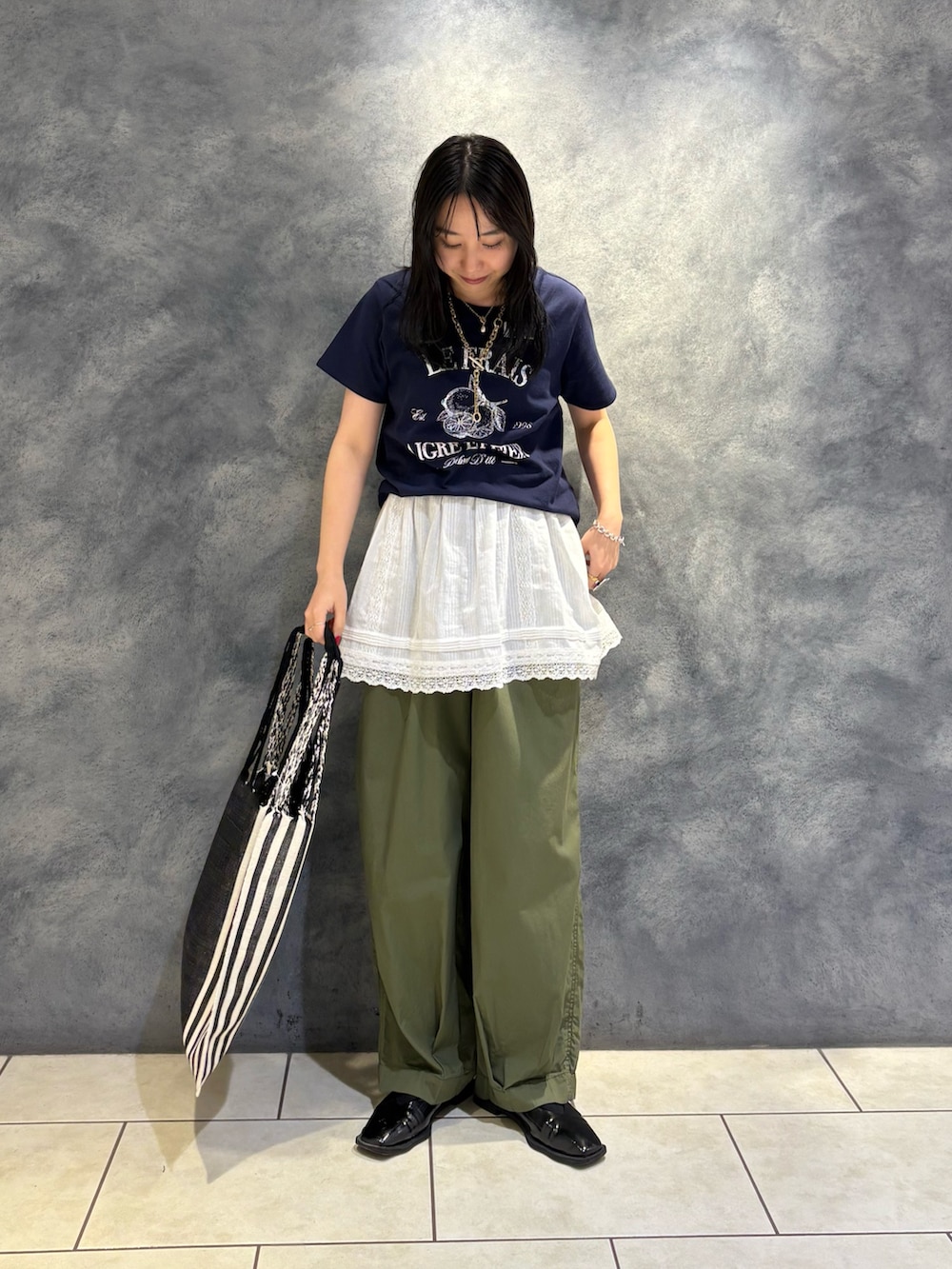 「Tシャツ、Tシャツコーデ、Tシャツスタイル、レイヤード、レイヤードスタイル、レイヤードstyle、レイヤードコーデ、カーゴパンツ、カーゴパンツコーデ、夏、夏コーデ、夏だ！Tシャツ着よう！、夏服、ネイビー、カーキパンツ」｜「fredy emueのLemonコンパクトグラフィックTシャツ（Tシャツ/カットソー、ブルー系）」を使った、ひかりさん（レディース・156cm）の夏コーディネートの2枚目の写真