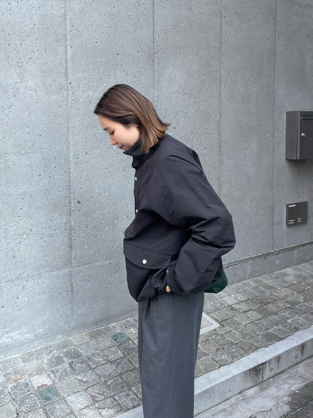 「重ね着ベストシーズン、ユニセックスコーデ、メンズライクコーデ、ブラックコーデ、ワントーンコーデ、モノトーンコーデ、トートバッグ、ユニクロコーデ、スラックスコーデ、タックパンツ、革靴コーデ、秋のコーデ、秋冬コーデ、ゆるコーデ、テックウェア」｜「GLOSTERの【限定展開】Wading jacket ショートジャケット（ブルゾン、ブラック系）」を使った、ひかりさん（レディース・156cm）の秋コーディネートの3枚目の写真