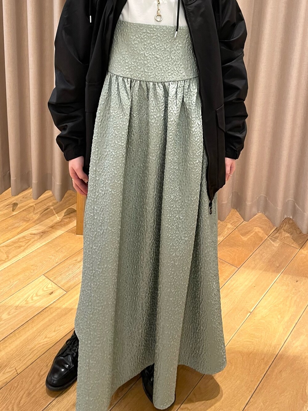 「キャミワンピ、キャミソールワンピ、ナイロンジャケット、ナイロンパーカー、ナイロンブルゾン、春服デビュー宣言、drifter」｜「fredy emueのジョーゼットTシャツブラウス（シャツ/ブラウス、ホワイト系）」を使った、ひかりさん（レディース・156cm）の春コーディネートの7枚目の写真