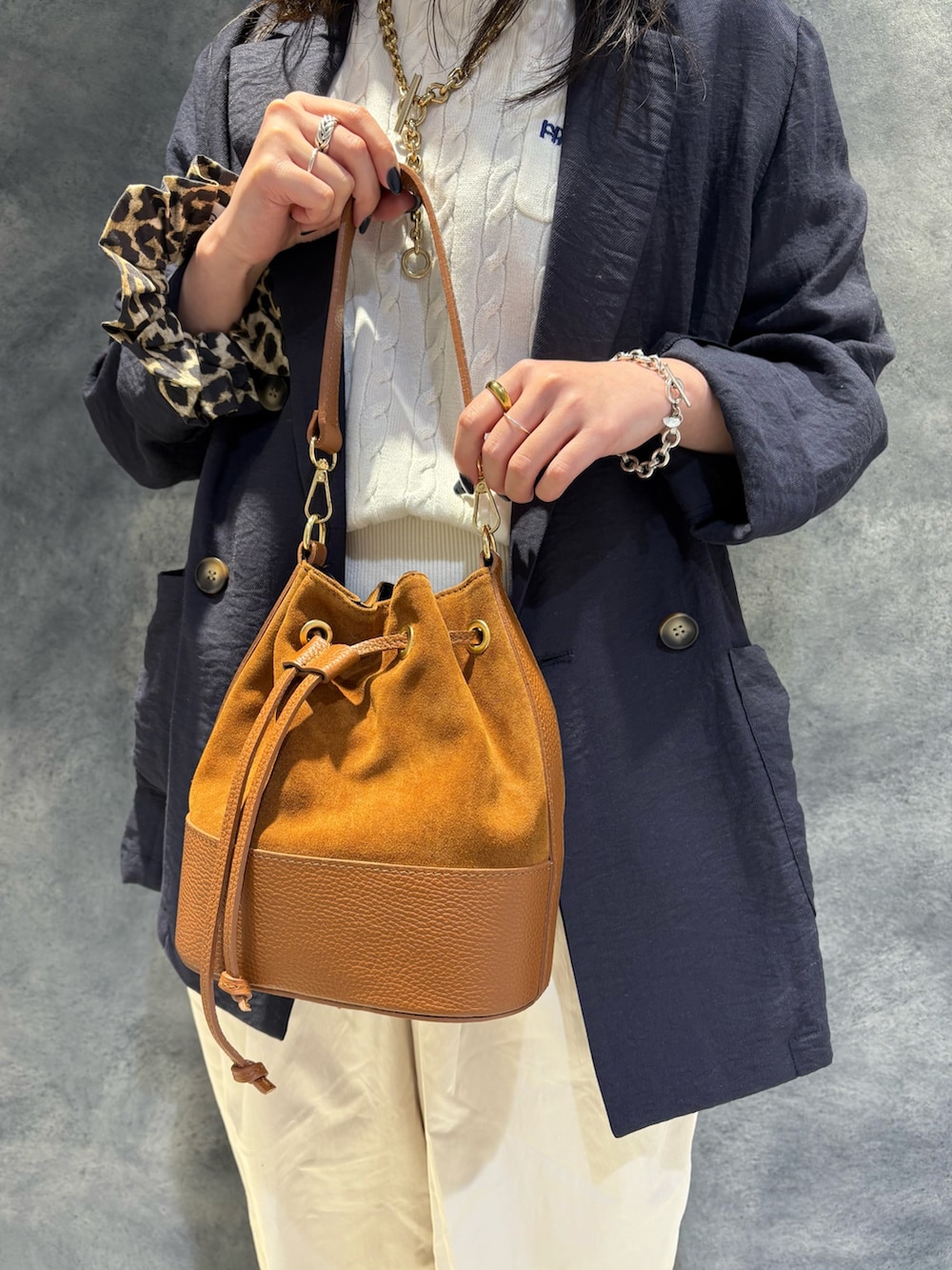 「ジャケット、ジャケットスタイル、ジャケットコーデ、ホワイトコーデ、ホワイトパンツ、ケーブルニット、半袖ニット、オフィスカジュアル、春コーデ、春アウター」｜「fredy emueのFR刺繍ケーブル柄ポケ付きプルオーバー（ニット/セーター、ホワイト系）」を使った、ひかりさん（レディース・156cm）の春コーディネートの5枚目の写真