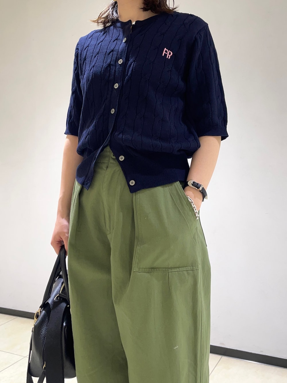 「カーディガン、ベイカーパンツ、カーゴパンツ、カーキパンツ、ケーブルニット、ケーブル編み、ケーブルニットカーディガン」｜「fredy emueのカーブベイカーパンツ（その他パンツ、グリーン系）」を使った、ひかりさん（レディース・156cm）の春コーディネートの7枚目の写真