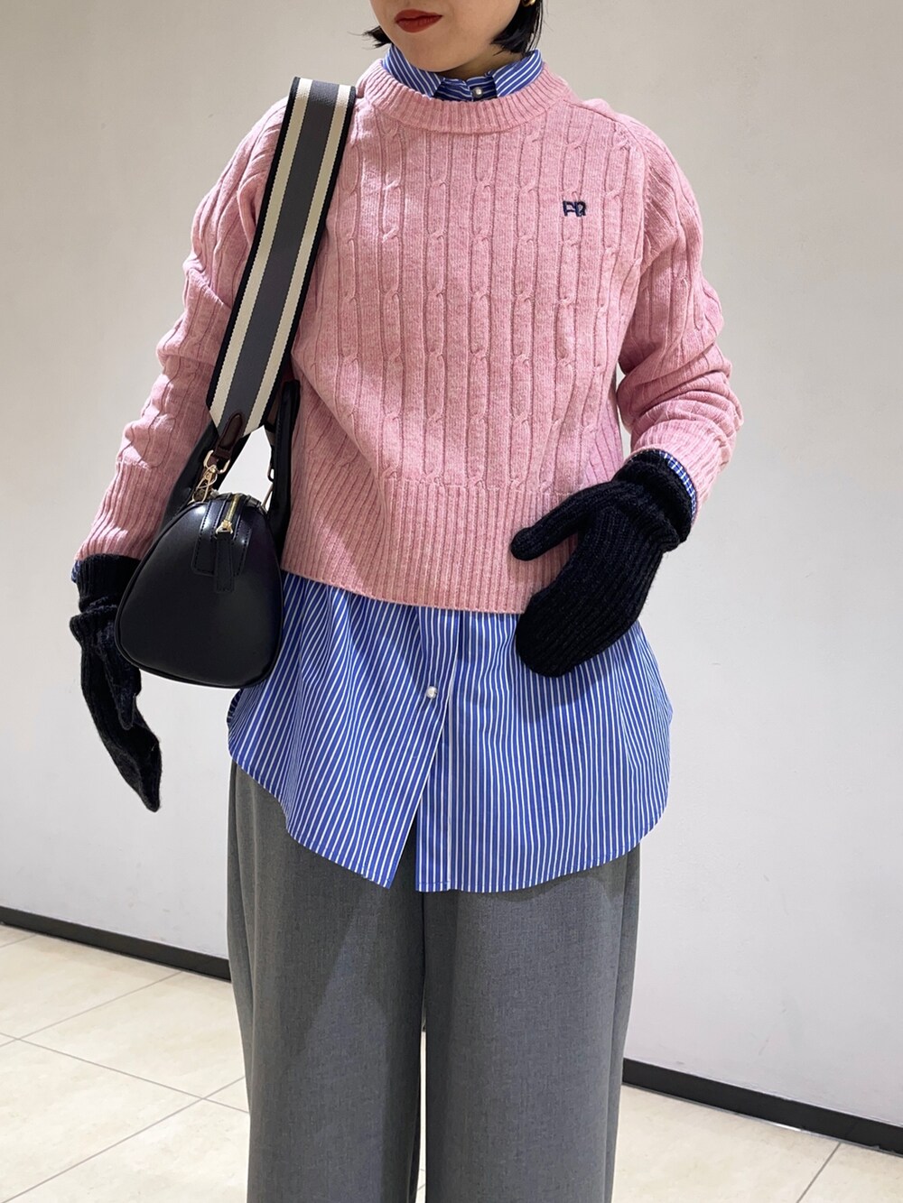 「ケーブルニット、ストライプシャツ、ボストンバッグ、ビーニー、新星WEARISTAにエントリー、クリスマスに着たい服、マイベストコーデ2023、ニット帽、お出かけコーデ、ニットコーデ、ホワイト、ピンクコーデ」|「fredy emueのウールライクスラブクロスセミワイドパンツ(その他パンツ、グレー系)」を使った、ひかりさん(レディース・156cm)の冬コーディネートの4枚目の写真