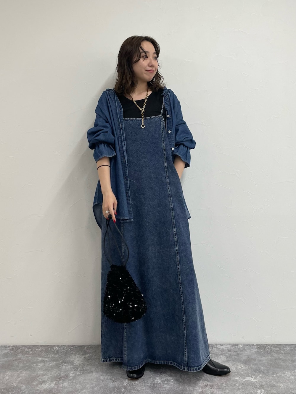 「レイヤードスタイル、休日スタイル、フリル、デニム、デニムコーデ、デニムワンピース、デニムキャミ、デニムオンデニム、デニムonデニム、ワントーンコーデ、デニムブラウス」｜「fredy emueのラメテレコ/ボーダー２WAY タンクトップ（タンクトップ、ブラック系）」を使った、ひかりさん（レディース・156cm）の夏コーディネートの7枚目の写真