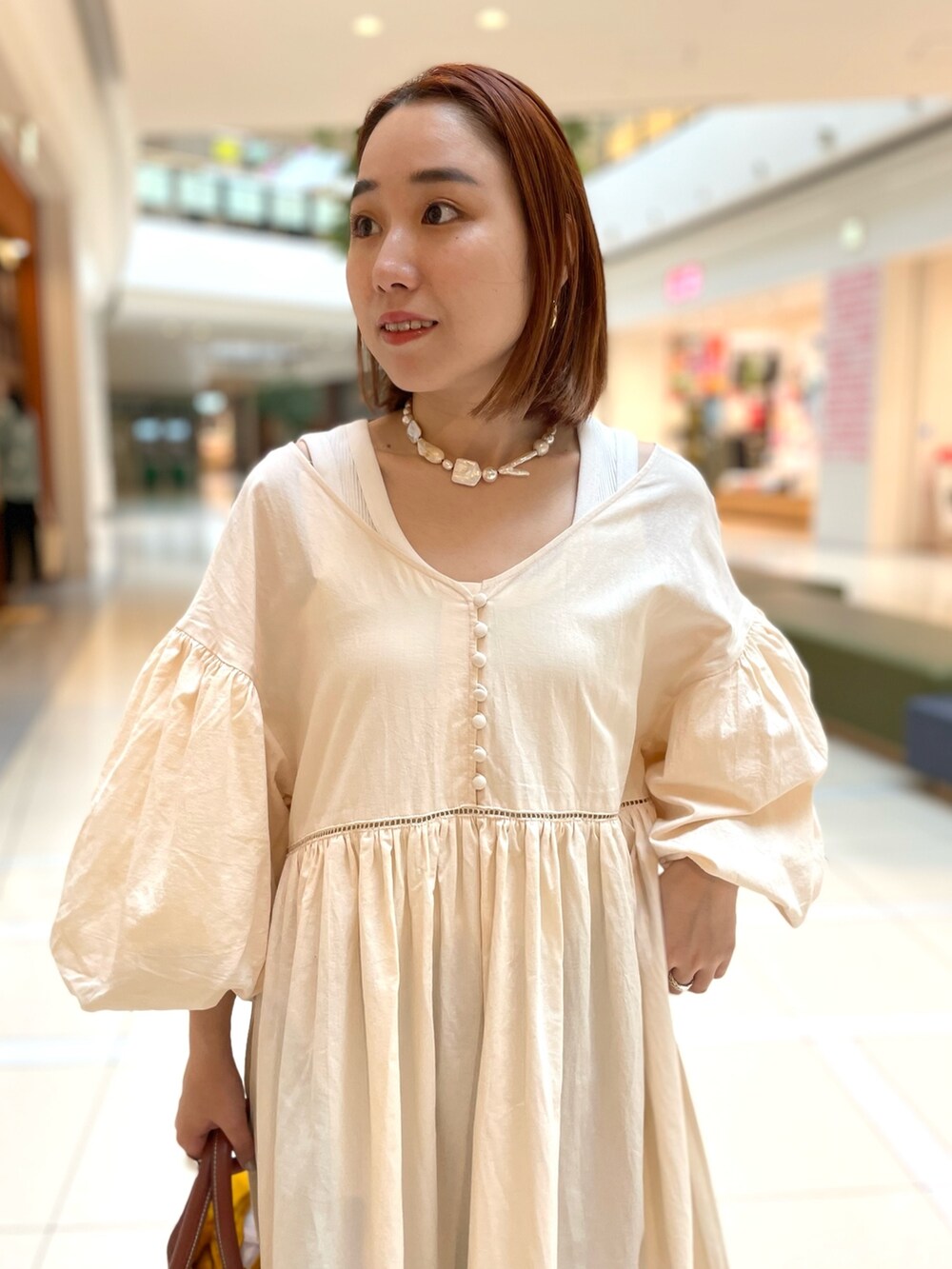 「シンプルコーデ、ワンピース、ビッグシルエット、パフスリーブワンピース、バケーションコーデ、旅行コーデ、バカンスコーデ、ホワイトコーデ」｜「LE VERNISの【LE VERNIS/ルベルニ】フリルバスケットバッグ（ショルダーバッグ、ブラウン系）」を使った、ひかりさん（レディース・156cm）の春コーディネートの5枚目の写真