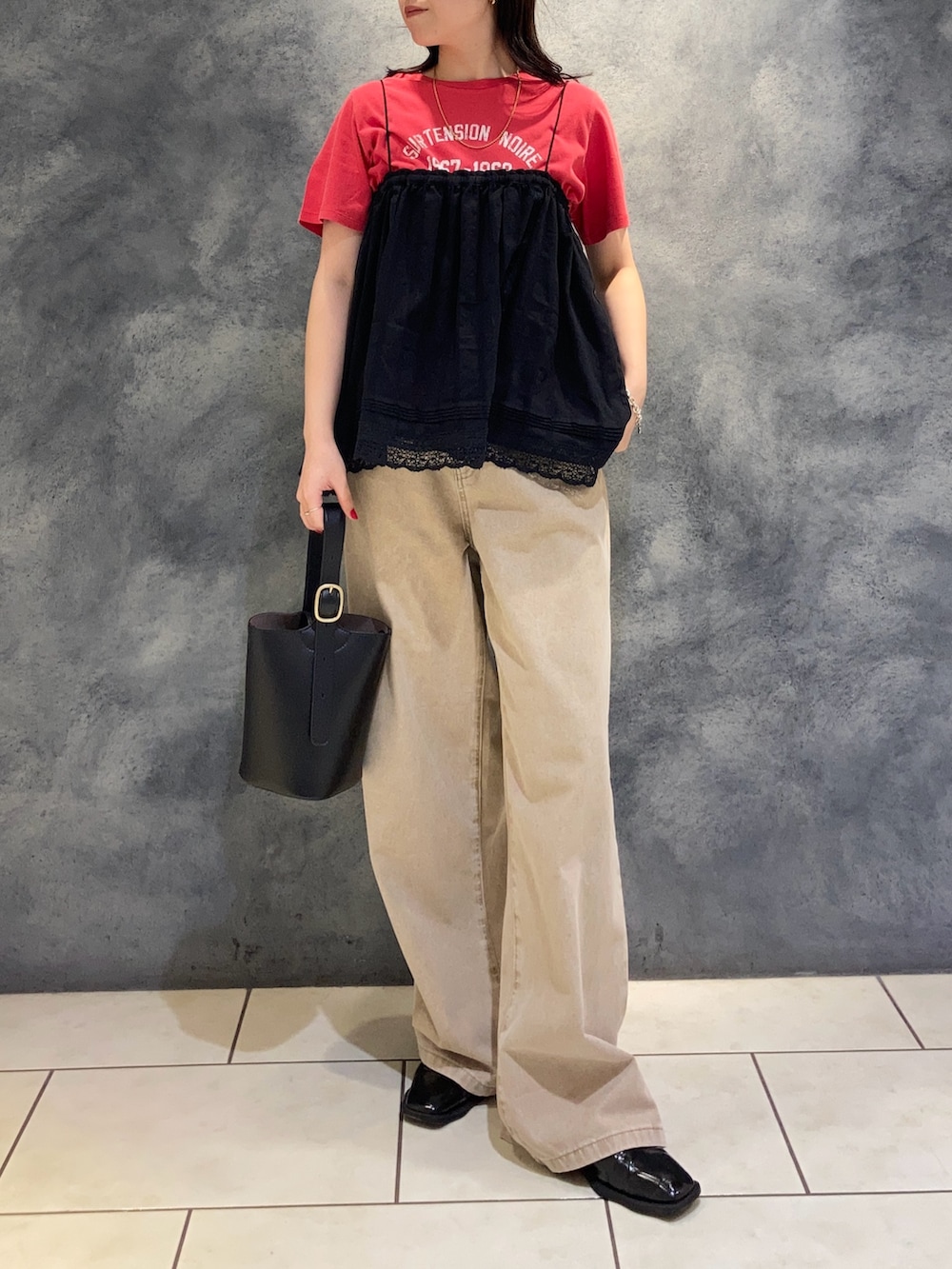 「デニム、古着MIX、古着、古着コーデ、ピグメントTシャツ、ピグメント、ブリーチデニム、ブリーチ加工、レイヤードスタイル、レイヤード、レイヤードstyle、レイヤードコーデ、メガネコーデ」｜「fredy emueのヴィンテージライクピグメントTシャツ（Tシャツ/カットソー、レッド系）」を使った、ひかりさん（レディース・156cm）の夏コーディネートの3枚目の写真
