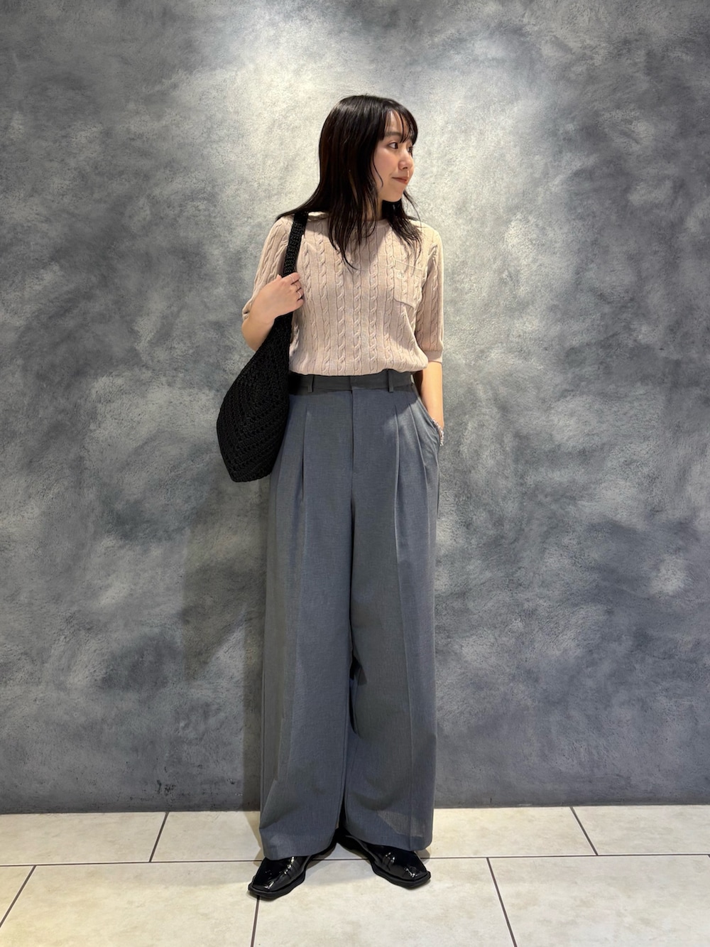 「ケーブルニット、ケーブル、ケーブル編みニット、夏ニット、サマーニット、サマーコーデ、スラックスパンツ、スラックスコーデ、夏コーデ、夏コーディネート」｜「fredy emueのFR刺繍ケーブル柄ポケ付きプルオーバー（ニット/セーター、ベージュ系）」を使った、ひかりさん（レディース・156cm）の夏コーディネートの5枚目の写真
