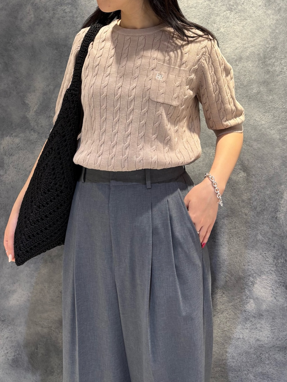 「ケーブルニット、ケーブル、ケーブル編みニット、夏ニット、サマーニット、サマーコーデ、スラックスパンツ、スラックスコーデ、夏コーデ、夏コーディネート」｜「fredy emueのFR刺繍ケーブル柄ポケ付きプルオーバー（ニット/セーター、ベージュ系）」を使った、ひかりさん（レディース・156cm）の夏コーディネートの6枚目の写真