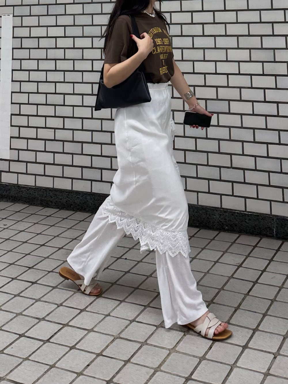 「レイヤードスタイル、レイヤード、レイヤードコーデ、Tシャツコーデ、Tシャツ、ピグメント、ピグメントTシャツ、夏コーデ、夏服、フェススタイル、フェス、フェスコーデ」｜「fredy emueの2ＷAYレイヤードキャミワンピース（ワンピース、ホワイト系）」を使った、ひかりさん（レディース・156cm）の夏コーディネートの4枚目の写真
