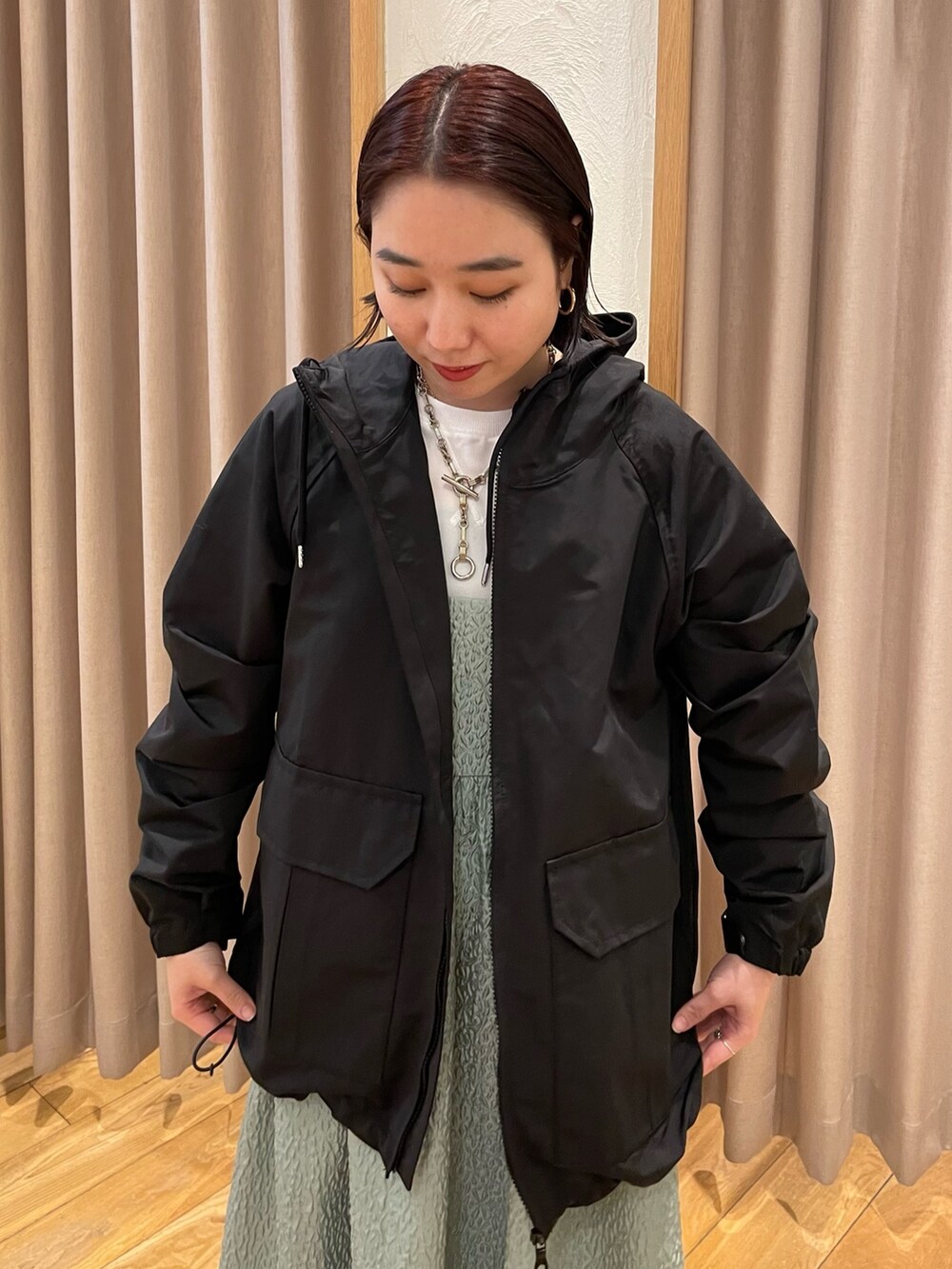「キャミワンピ、キャミソールワンピ、ナイロンジャケット、ナイロンパーカー、ナイロンブルゾン、春服デビュー宣言、drifter」｜「fredy emueのジョーゼットTシャツブラウス（シャツ/ブラウス、ホワイト系）」を使った、ひかりさん（レディース・156cm）の春コーディネートの6枚目の写真