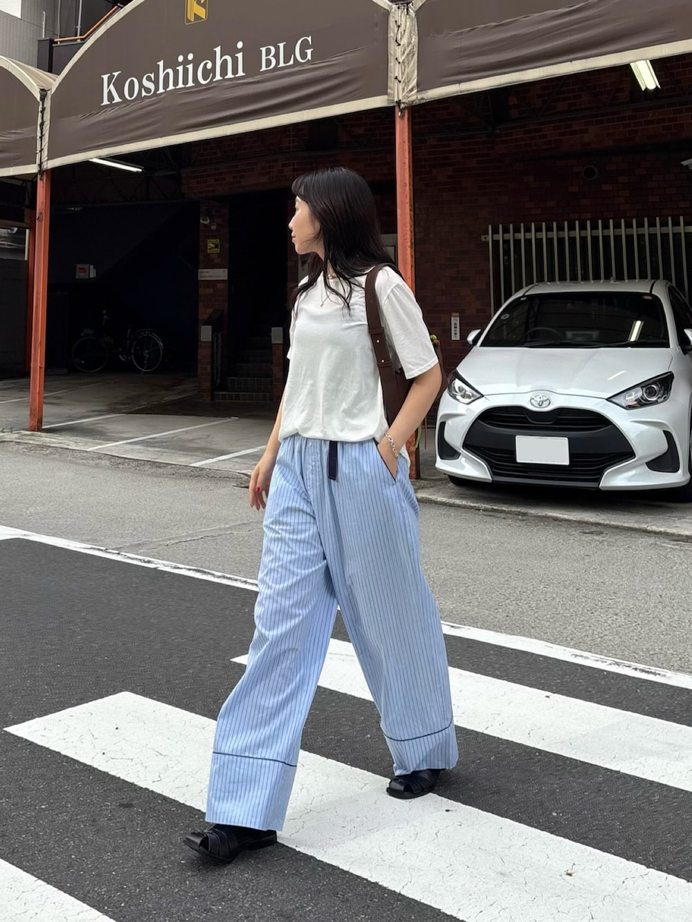「パジャマパンツ、パジャマスタイル、パジャマコーデ、パジャマ、シアートップス、シアー、シアーT、シアーTシャツ、夏コーデ、夏服、夏ファッション、レザーサンダル、ストライプパンツ」｜「fredy emueのハイツイストコットンTシャツ（Tシャツ/カットソー、ホワイト系）」を使った、ひかりさん（レディース・156cm）の夏コーディネートの2枚目の写真