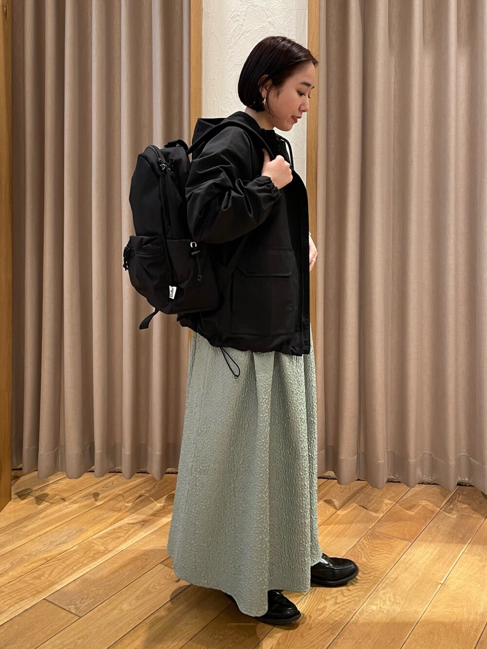 「キャミワンピ、キャミソールワンピ、ナイロンジャケット、ナイロンパーカー、ナイロンブルゾン、春服デビュー宣言、drifter」｜「fredy emueのジョーゼットTシャツブラウス（シャツ/ブラウス、ホワイト系）」を使った、ひかりさん（レディース・156cm）の春コーディネートの3枚目の写真