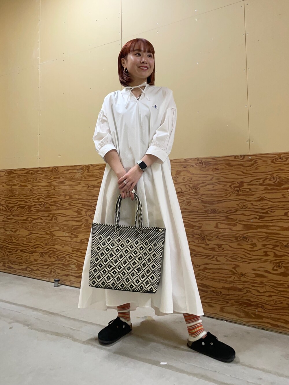 「GEVACO、メルカドバッグ、ビルケンシュトック、白ワンピース、ゆったりワンピース、ホワイトコーデ、春夏コーデ、ピクニックコーデ」｜「Moon Birdの【Moon Bird/ムーンバード】手編みのメルカドバッグ・オールシーズンＬ（トートバッグ、グリーン系）」を使った、ひかりさん（レディース・156cm）の春コーディネートの3枚目の写真