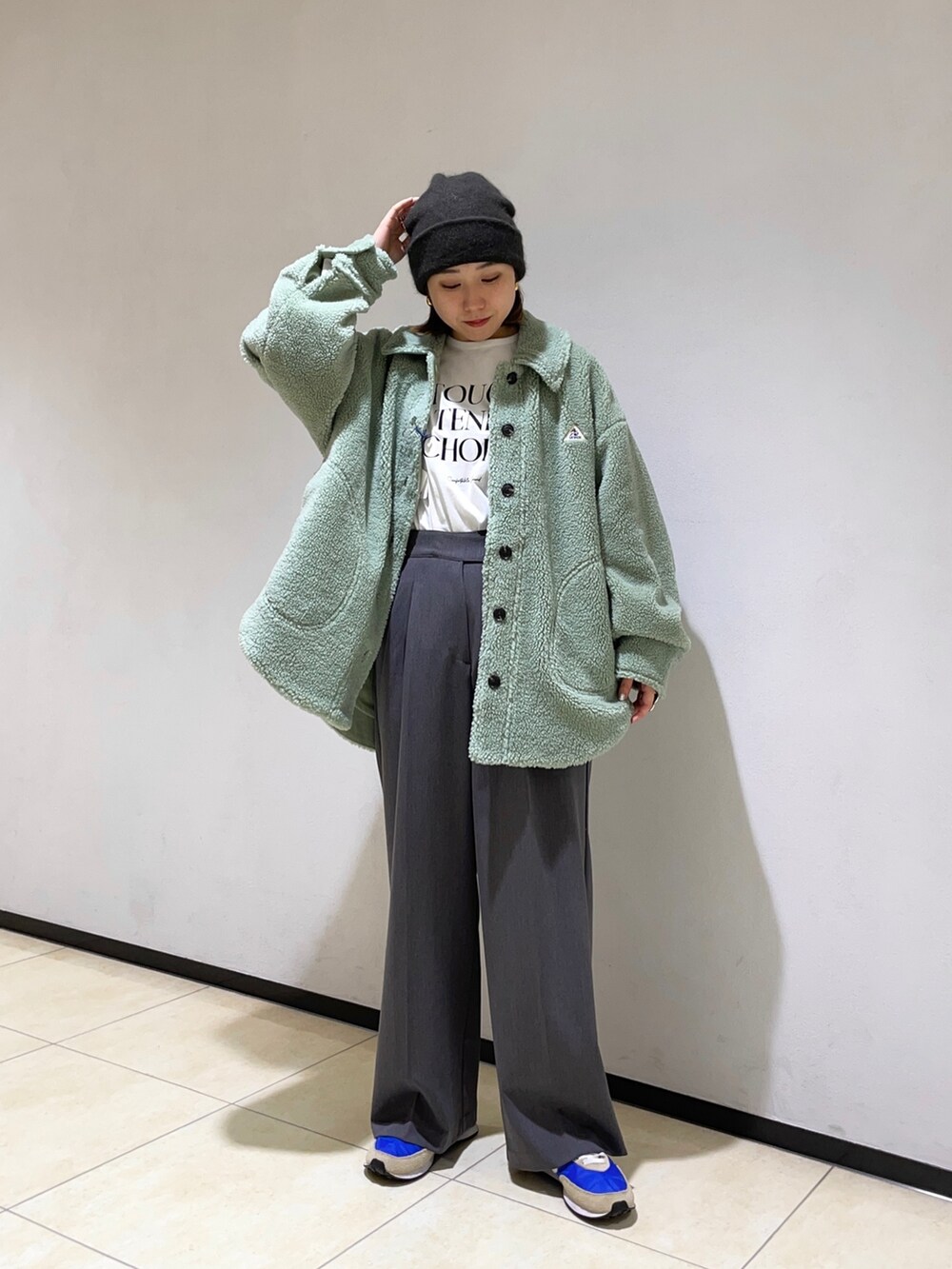 「秋服まるっと大公開、ふわふわカーディガン、スラックスパンツ、ニット帽コーデ、ロゴT、お出かけコーデ、スポーツミックス、秋服コーデ」｜「fredy emueのウエストアシメタックパンツ（その他パンツ、グレー系）」を使った、ひかりさん（レディース・156cm）の秋コーディネートの3枚目の写真
