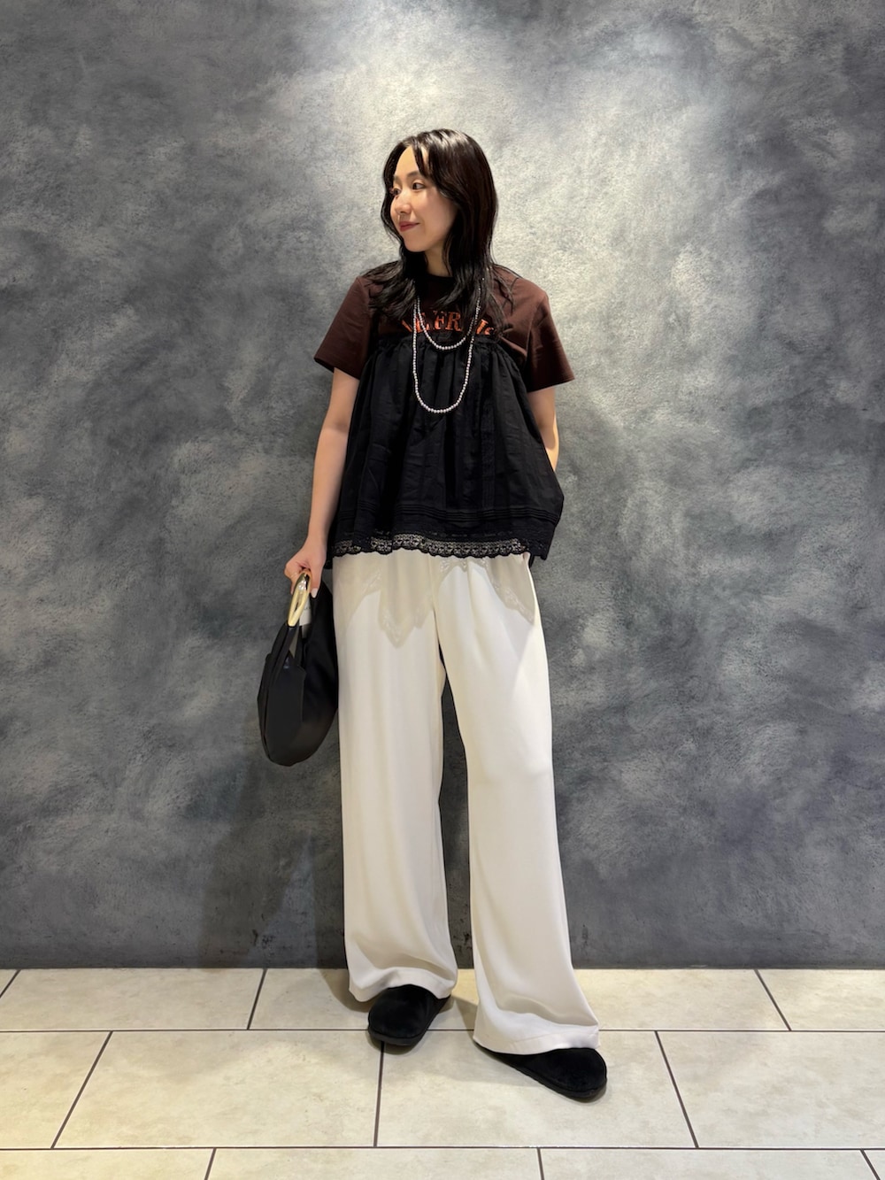 「レイヤードスタイル、スポーツミックス、カーゴパンツ、Tシャツ、Tシャツコーデ、Ｔシャツ、Tシャツ/カットソー、Tシャツスタイル、とろみパンツ、とろみ、大人、大人カジュアル、大人コーデ、大人かわいい、大人ガーリー」｜「fredy emueのとろみツイルストレートイージーパンツ（その他パンツ、ホワイト系）」を使った、ひかりさん（レディース・156cm）の夏コーディネートの3枚目の写真