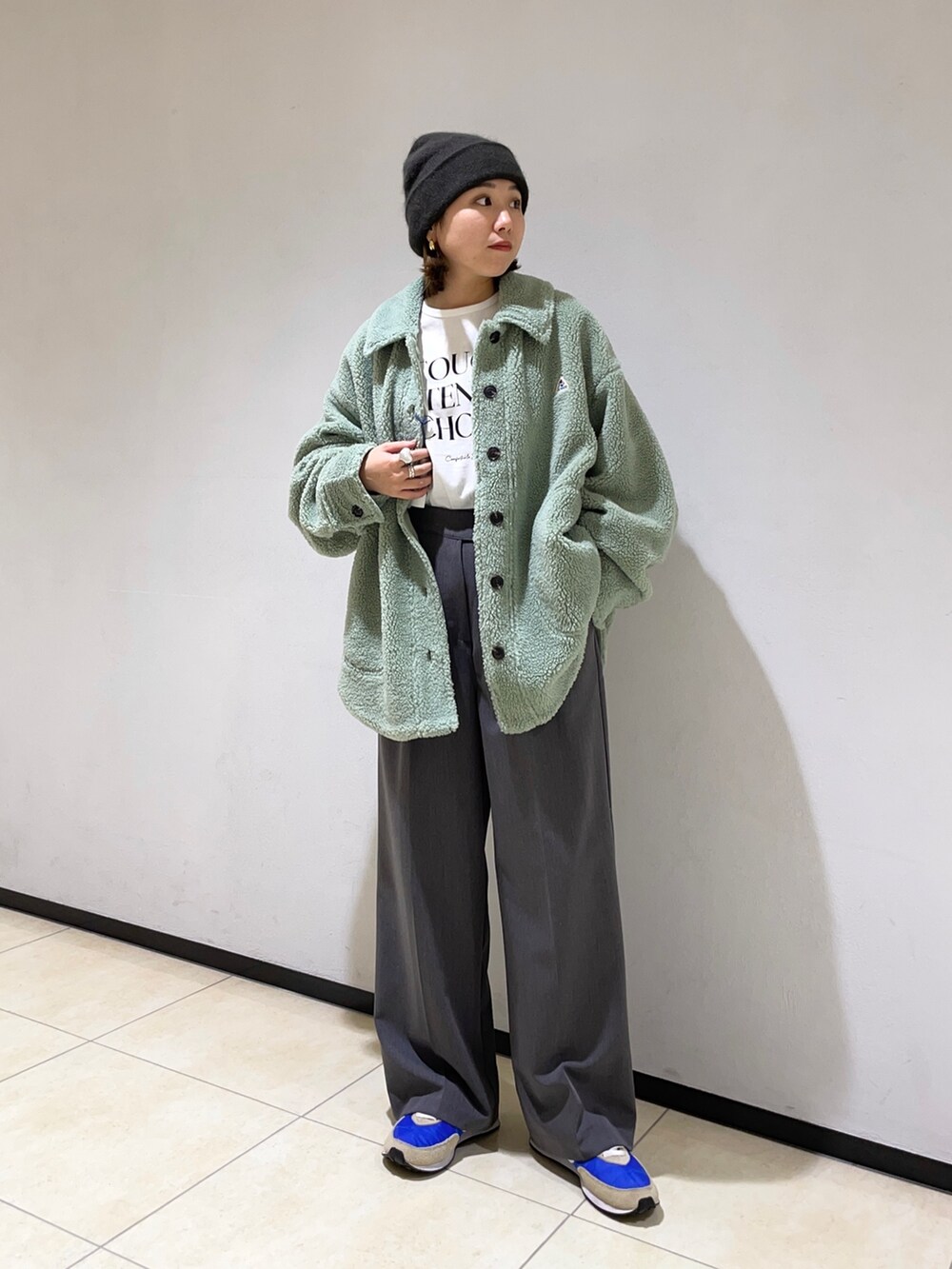 「秋服まるっと大公開、ふわふわカーディガン、スラックスパンツ、ニット帽コーデ、ロゴT、お出かけコーデ、スポーツミックス、秋服コーデ」｜「fredy emueのウエストアシメタックパンツ（その他パンツ、グレー系）」を使った、ひかりさん（レディース・156cm）の秋コーディネートの2枚目の写真