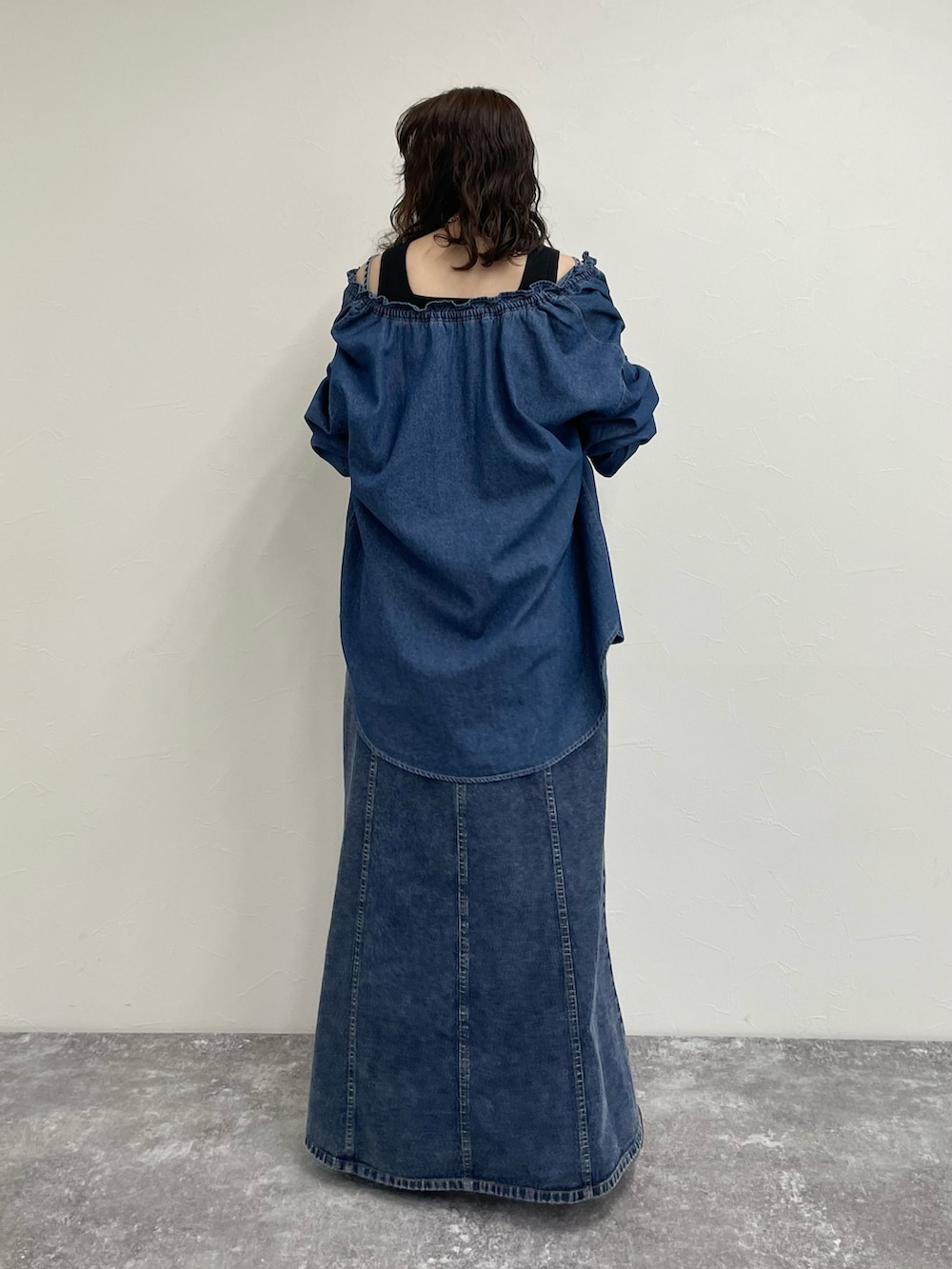 「レイヤードスタイル、休日スタイル、フリル、デニム、デニムコーデ、デニムワンピース、デニムキャミ、デニムオンデニム、デニムonデニム、ワントーンコーデ、デニムブラウス」｜「fredy emueのラメテレコ/ボーダー２WAY タンクトップ（タンクトップ、ブラック系）」を使った、ひかりさん（レディース・156cm）の夏コーディネートの5枚目の写真