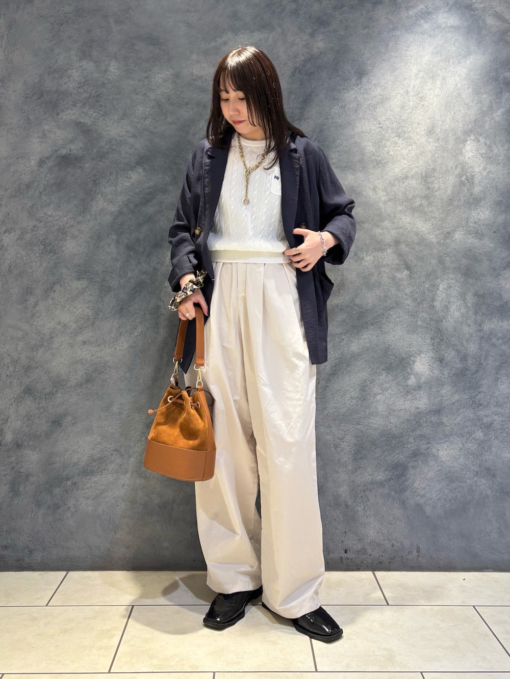 「ジャケット、ジャケットスタイル、ジャケットコーデ、ホワイトコーデ、ホワイトパンツ、ケーブルニット、半袖ニット、オフィスカジュアル、春コーデ、春アウター」｜「fredy emueのFR刺繍ケーブル柄ポケ付きプルオーバー（ニット/セーター、ホワイト系）」を使った、ひかりさん（レディース・156cm）の春コーディネートの6枚目の写真