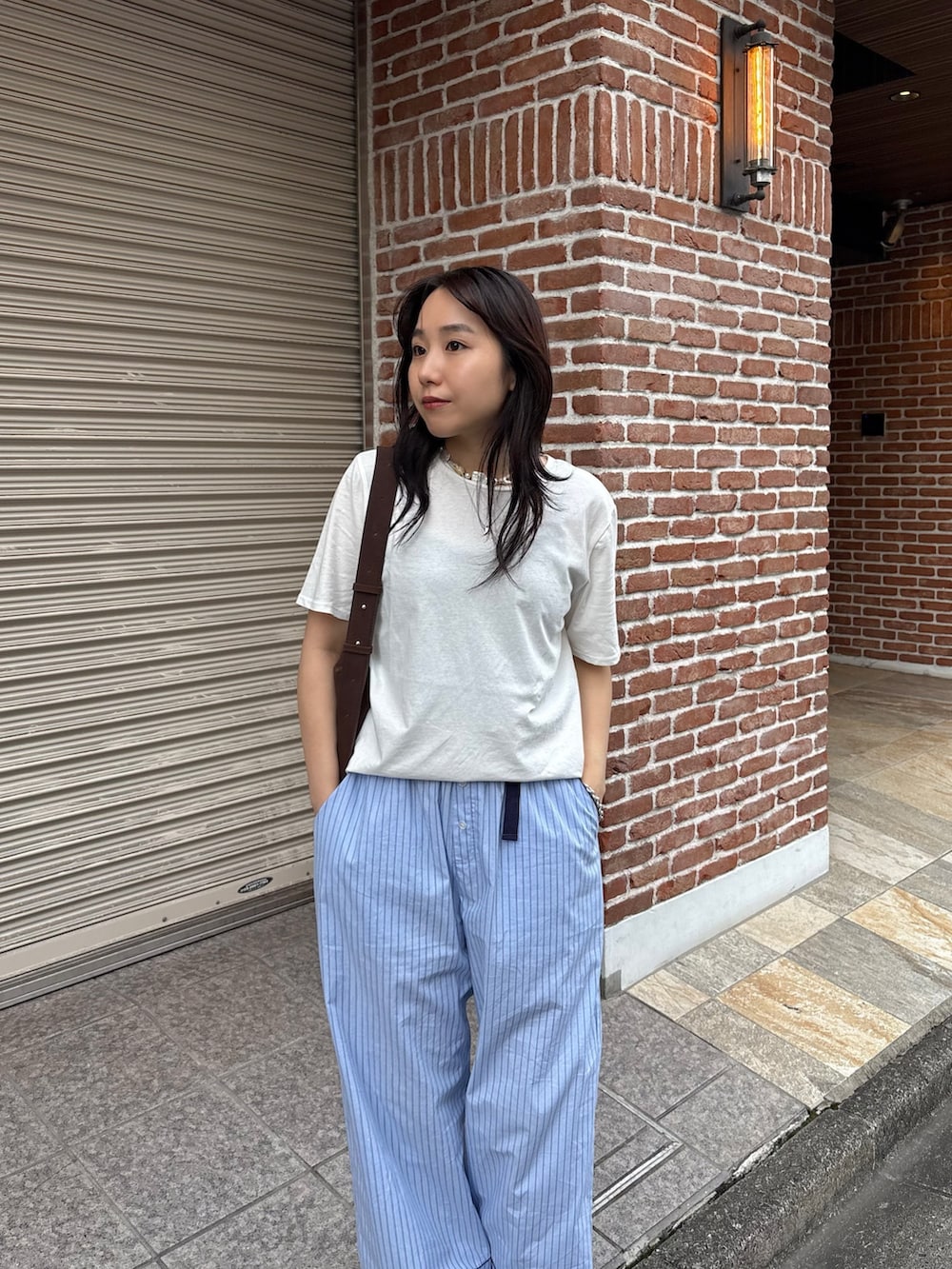 「パジャマパンツ、パジャマスタイル、パジャマコーデ、パジャマ、シアートップス、シアー、シアーT、シアーTシャツ、夏コーデ、夏服、夏ファッション、レザーサンダル、ストライプパンツ」｜「fredy emueのハイツイストコットンTシャツ（Tシャツ/カットソー、ホワイト系）」を使った、ひかりさん（レディース・156cm）の夏コーディネートの4枚目の写真