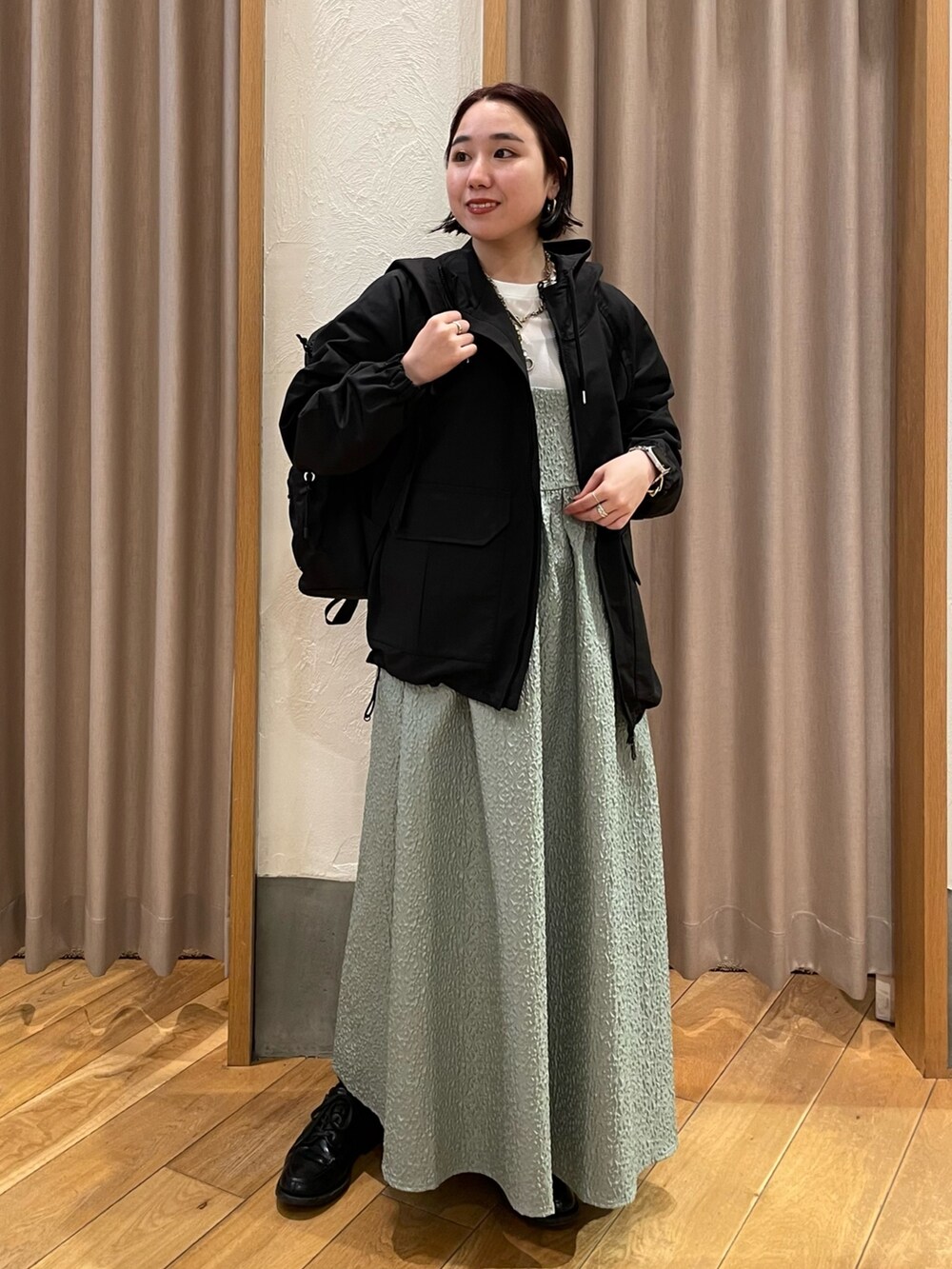 「キャミワンピ、キャミソールワンピ、ナイロンジャケット、ナイロンパーカー、ナイロンブルゾン、春服デビュー宣言、drifter」｜「fredy emueのジョーゼットTシャツブラウス（シャツ/ブラウス、ホワイト系）」を使った、ひかりさん（レディース・156cm）の春コーディネートの2枚目の写真