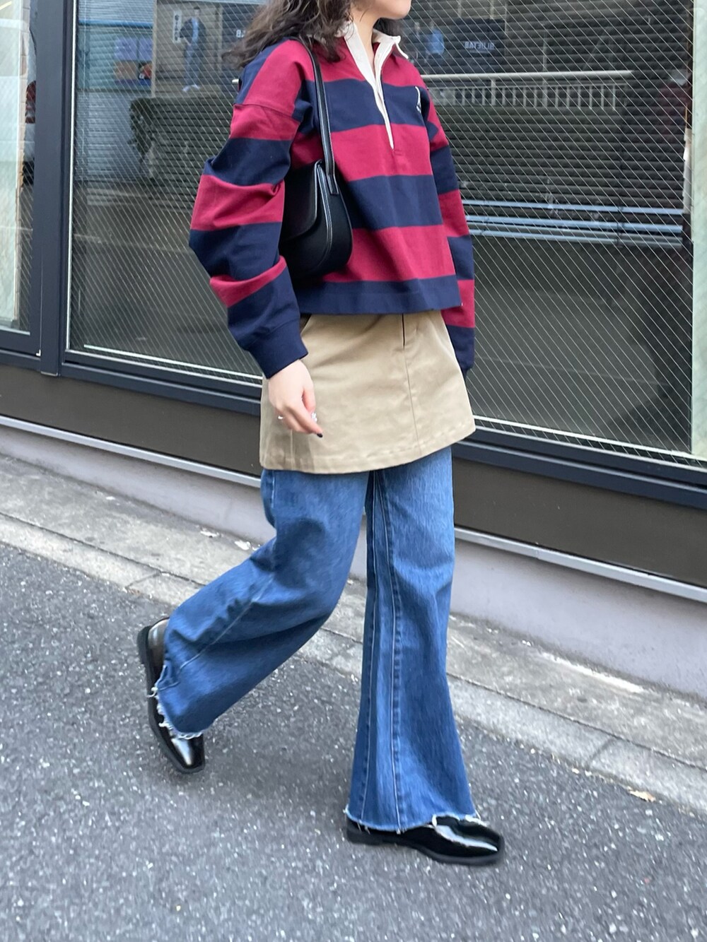 「ラガーシャツ、レイヤードスタイル、レイヤードコーデ、デニムパンツ、フレアデニム、フレアパンツ、レイヤード、デニムコーデ、春、春コーデ、ボーダー、ボーダートップス、ラガー、ラガーポロシャツ、デニム」｜「fredy emueのカットオフセミフレアデニムパンツ（デニムパンツ、ブルー系）」を使った、ひかりさん（レディース・156cm）の春コーディネートの2枚目の写真