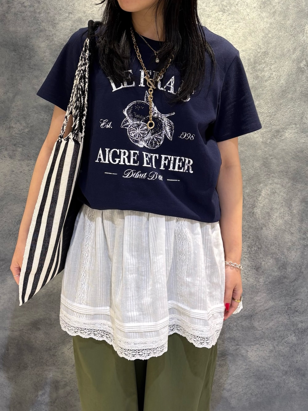 「Tシャツ、Tシャツコーデ、Tシャツスタイル、レイヤード、レイヤードスタイル、レイヤードstyle、レイヤードコーデ、カーゴパンツ、カーゴパンツコーデ、夏、夏コーデ、夏だ！Tシャツ着よう！、夏服、ネイビー、カーキパンツ」｜「fredy emueのLemonコンパクトグラフィックTシャツ（Tシャツ/カットソー、ブルー系）」を使った、ひかりさん（レディース・156cm）の夏コーディネートの5枚目の写真