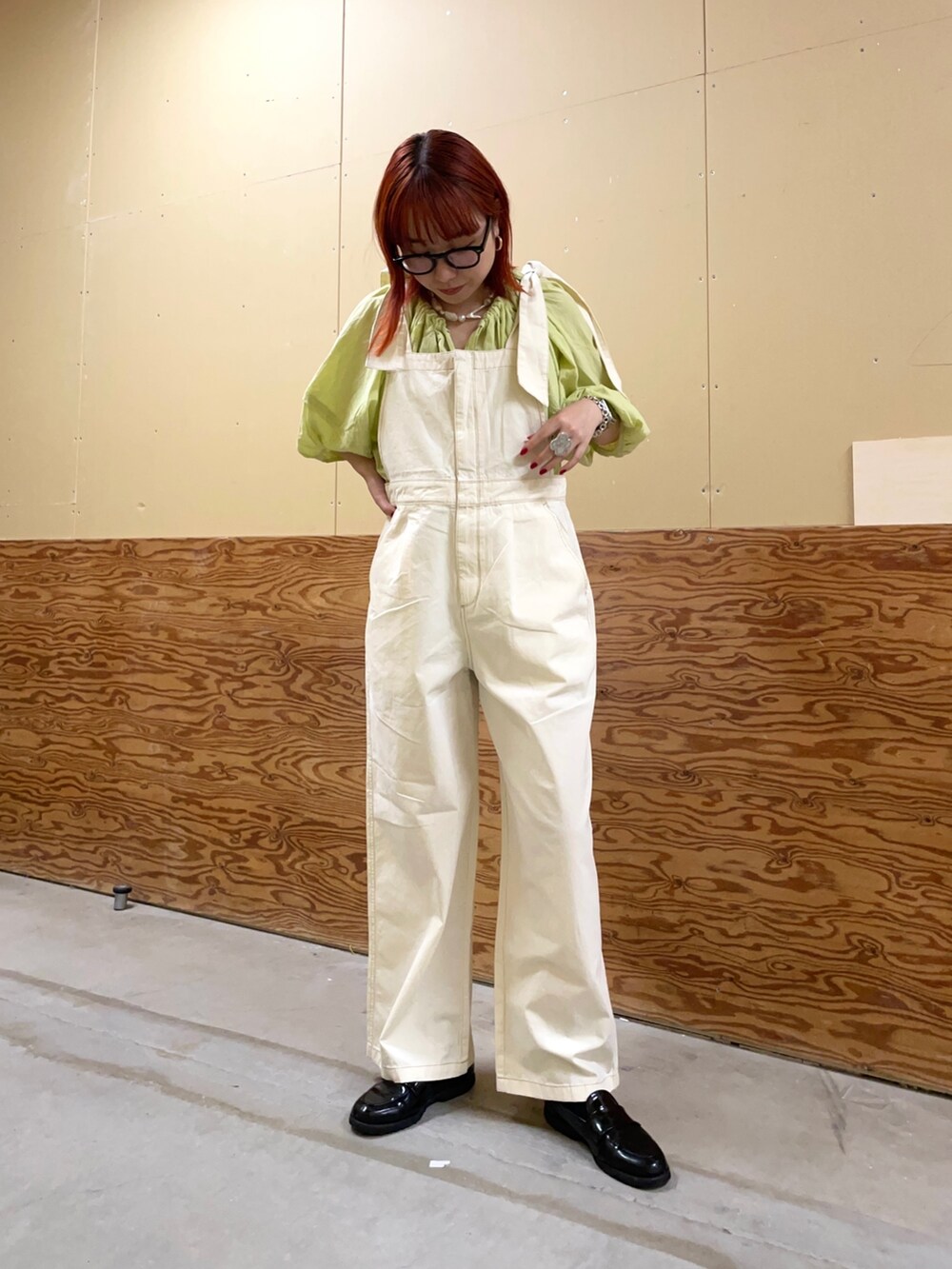 「サロペット、サロペットコーデ、お出かけコーデ、きれいめカジュアル」｜「fredy emueのコットンボリュームブラウス（シャツ/ブラウス、イエロー系）」を使った、ひかりさん（レディース・156cm）の夏コーディネートの2枚目の写真