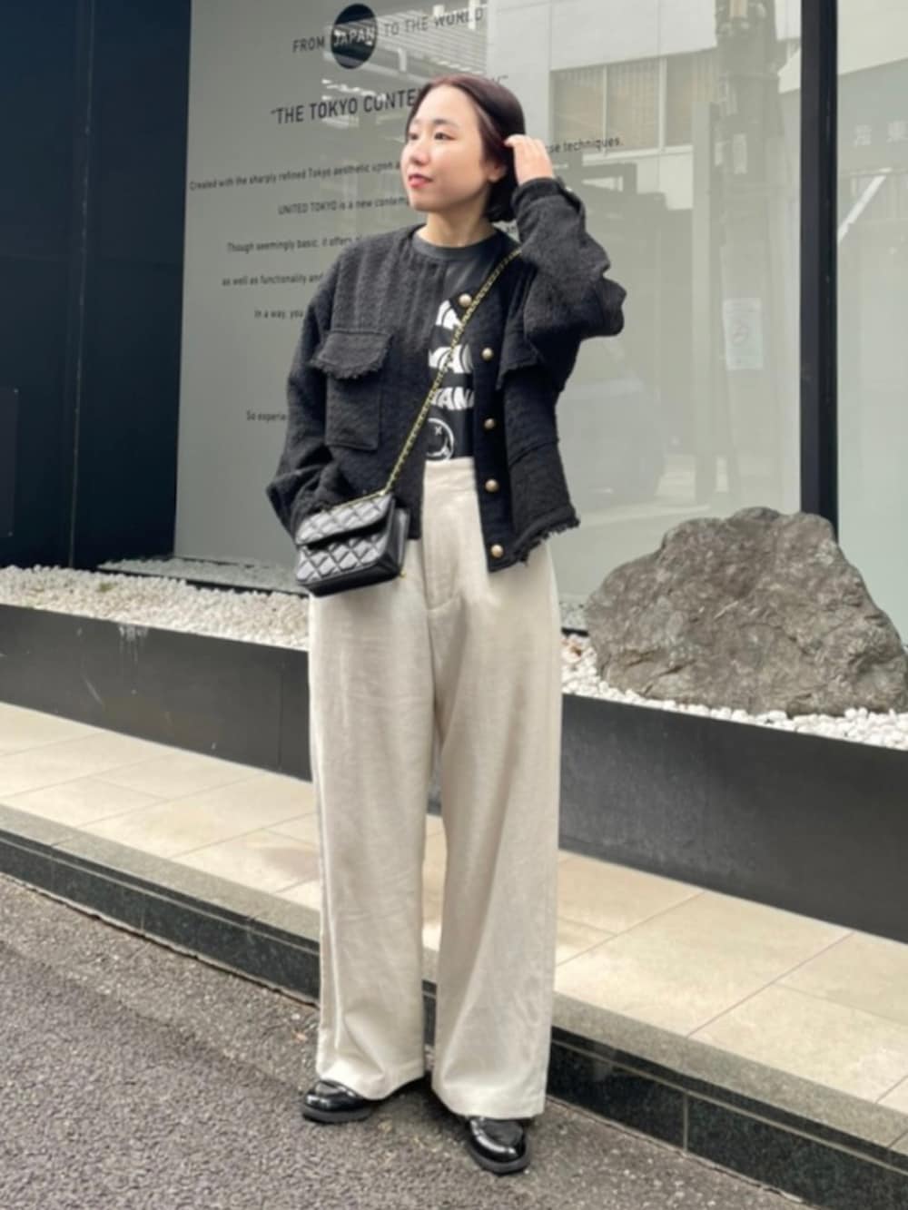 「ツイードジャケット、麻パンツ、リネンパンツ、ブラックコーデ、バンドT、バンT、キルティングバッグ、チェーンバッグ、ツイード、ローファーコーデ、きれいめカジュアル、ミニショルダー、ワイドパンツ、ホワイトパンツ、モノトーン」｜「fredy emueの【セットアップ可能】リネン混セミワイドパンツ（その他パンツ、ベージュ系）」を使った、ひかりさん（レディース・156cm）の春コーディネートの2枚目の写真