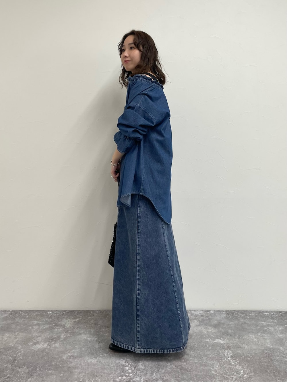 「レイヤードスタイル、休日スタイル、フリル、デニム、デニムコーデ、デニムワンピース、デニムキャミ、デニムオンデニム、デニムonデニム、ワントーンコーデ、デニムブラウス」｜「fredy emueのラメテレコ/ボーダー２WAY タンクトップ（タンクトップ、ブラック系）」を使った、ひかりさん（レディース・156cm）の夏コーディネートの4枚目の写真