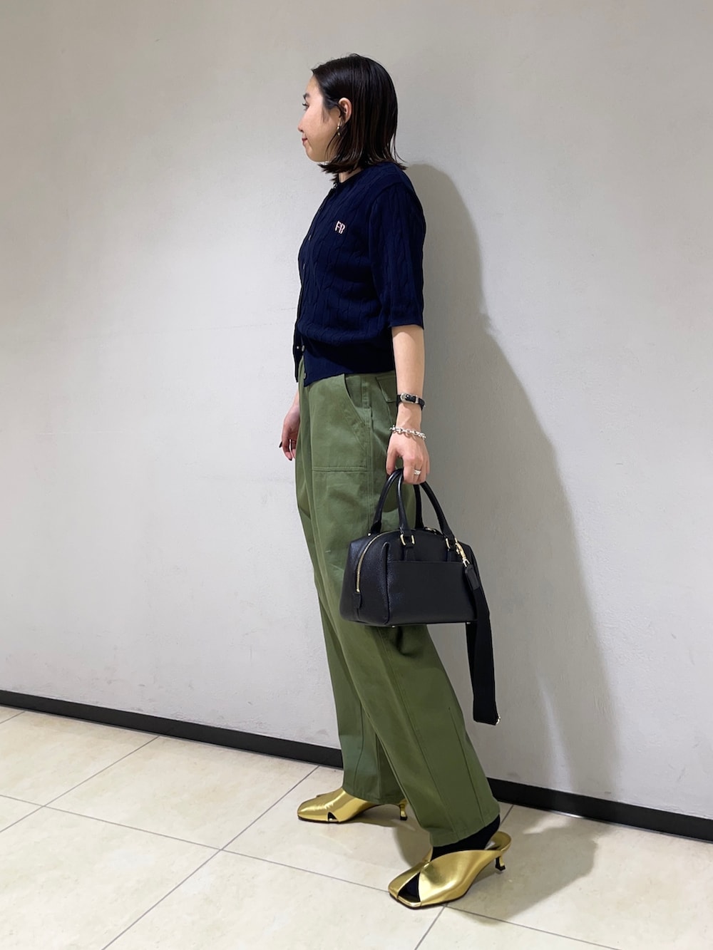 「カーディガン、ベイカーパンツ、カーゴパンツ、カーキパンツ、ケーブルニット、ケーブル編み、ケーブルニットカーディガン」｜「fredy emueのカーブベイカーパンツ（その他パンツ、グリーン系）」を使った、ひかりさん（レディース・156cm）の春コーディネートの6枚目の写真