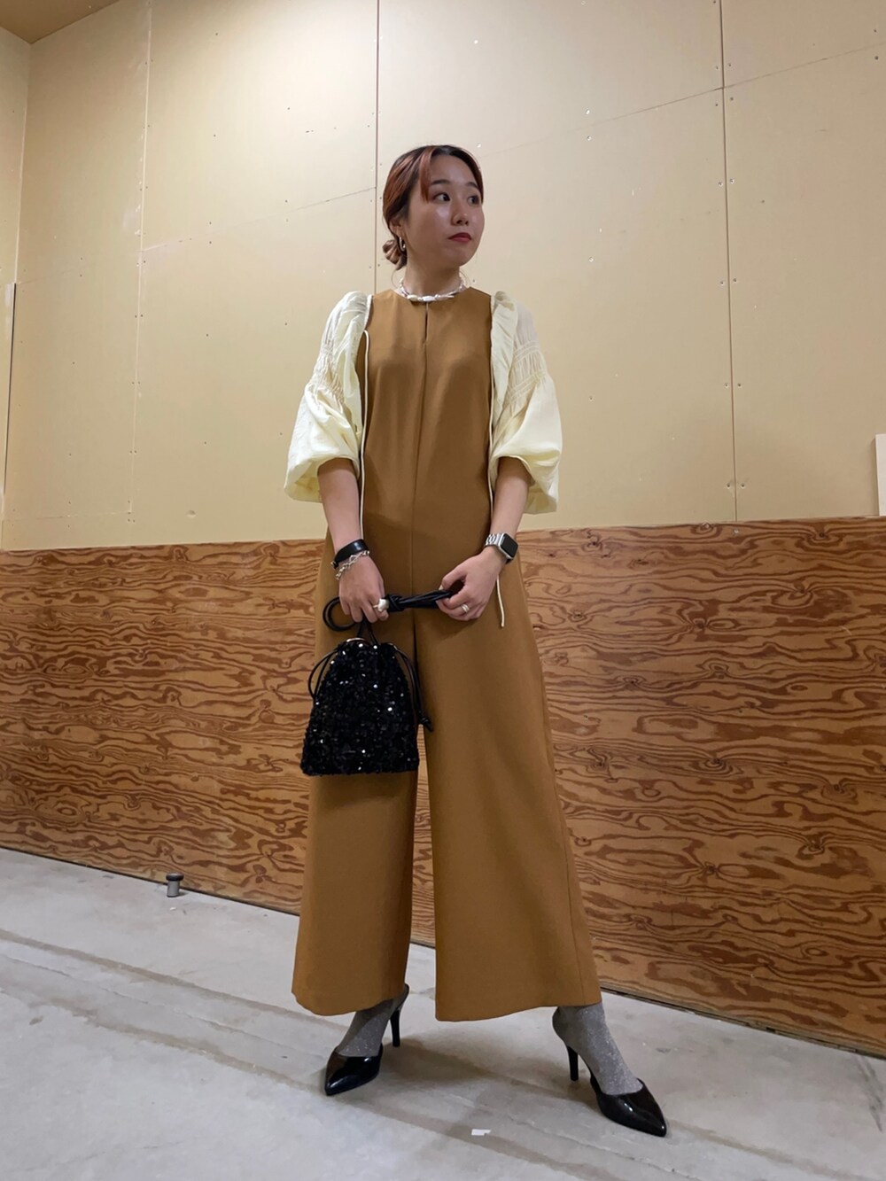 「オケージョン、オケージョンスタイル、お呼ばれスタイル、お呼ばれ、オールインワン、ボレロ、ボレロカーデ、結婚式、結婚式二次会スタイル、キレイめコーデ、淡色コーデ、羽織り、カーディガン、ミニバッグ、まとめ髪」｜「JETEEの【JETEE/ジュテ】スパンコール巾着ショルダーバッグ（ショルダーバッグ、ブラック系）」を使った、ひかりさん（レディース・156cm）の夏コーディネートの2枚目の写真