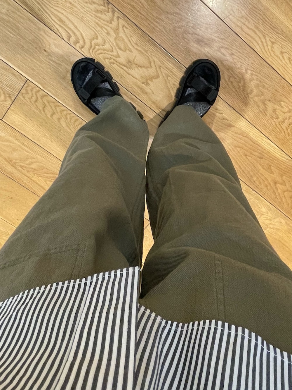 「GEVACO、カーキパンツ、SHAKA、サンダルコーデ、6分袖、ストライプシャツ」｜「GEVACOの【GEVACO/ゲバコ】タイプライター6分袖シャツ（シャツ/ブラウス、ブラック系）」を使った、ひかりさん（レディース・156cm）の春コーディネートの4枚目の写真