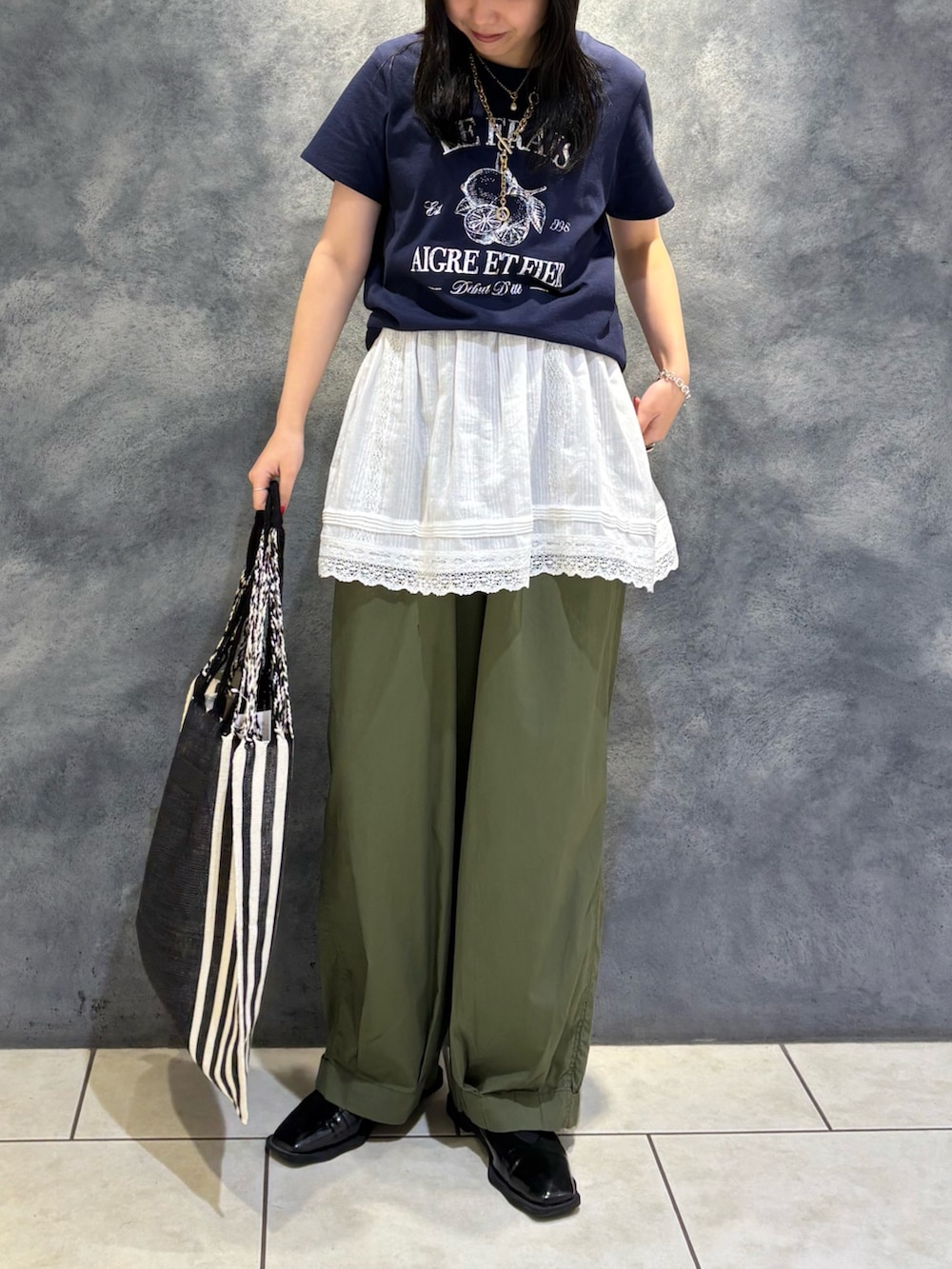 「Tシャツ、Tシャツコーデ、Tシャツスタイル、レイヤード、レイヤードスタイル、レイヤードstyle、レイヤードコーデ、カーゴパンツ、カーゴパンツコーデ、夏、夏コーデ、夏だ！Tシャツ着よう！、夏服、ネイビー、カーキパンツ」｜「fredy emueのLemonコンパクトグラフィックTシャツ（Tシャツ/カットソー、ブルー系）」を使った、ひかりさん（レディース・156cm）の夏コーディネートの3枚目の写真