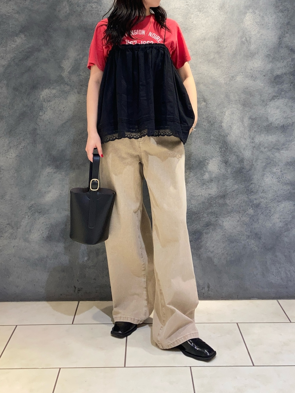 「デニム、古着MIX、古着、古着コーデ、ピグメントTシャツ、ピグメント、ブリーチデニム、ブリーチ加工、レイヤードスタイル、レイヤード、レイヤードstyle、レイヤードコーデ、メガネコーデ」｜「fredy emueのヴィンテージライクピグメントTシャツ（Tシャツ/カットソー、レッド系）」を使った、ひかりさん（レディース・156cm）の夏コーディネートの2枚目の写真