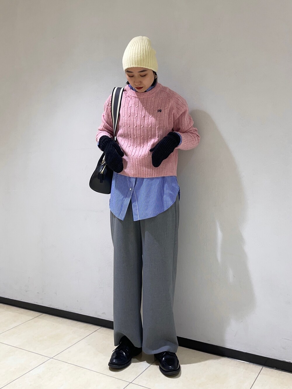「ケーブルニット、ストライプシャツ、ボストンバッグ、ビーニー、新星WEARISTAにエントリー、クリスマスに着たい服、マイベストコーデ2023、ニット帽、お出かけコーデ、ニットコーデ、ホワイト、ピンクコーデ」|「fredy emueのウールライクスラブクロスセミワイドパンツ(その他パンツ、グレー系)」を使った、ひかりさん(レディース・156cm)の冬コーディネートの2枚目の写真