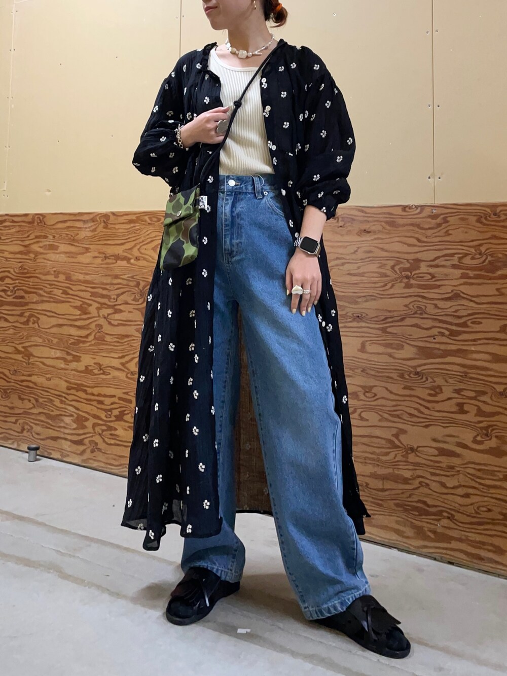 「刺繍ブラウス、刺繍ワンピース、デニムパンツ、デニムコーデ、着まわしコーデ、2wayワンピース、サンダルコーデ、タンクトップコーデ、リブタンクトップ、ワンピーススタイル」｜「fredy emueのニットライクテレコタンクトップ（Tシャツ/カットソー、ホワイト系）」を使った、ひかりさん（レディース・156cm）の夏コーディネートの3枚目の写真