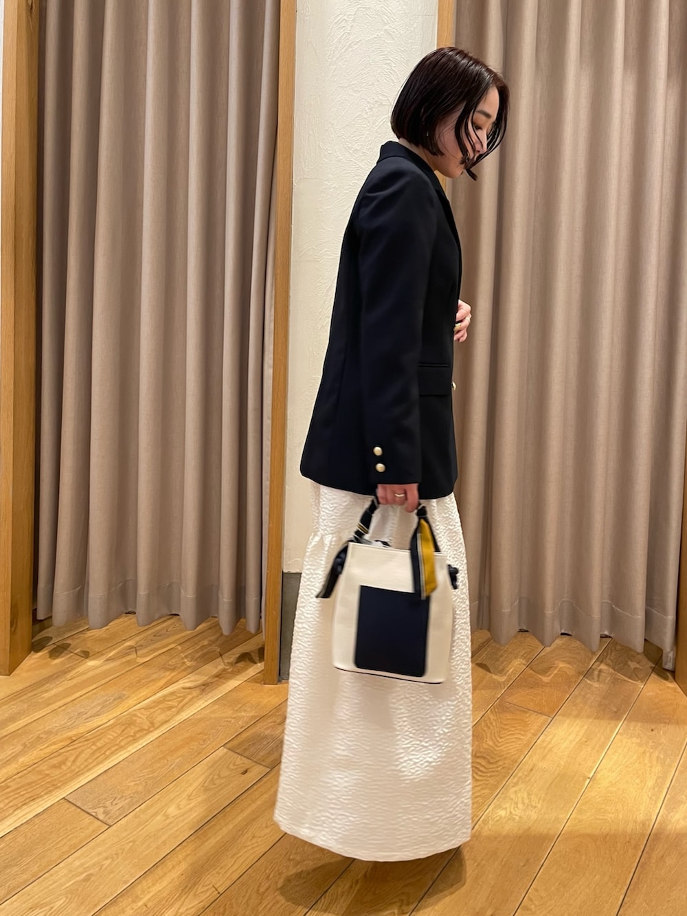 「紺ブレ、紺ブレザー、ボリュームスカート、ギャザースカート、オケージョンスタイル、お食事会、革靴、ブレザーコーデ」｜「fredy emueの花柄ふくれJQギャザースカート（スカート、ホワイト系）」を使った、ひかりさん（レディース・156cm）の春コーディネートの4枚目の写真