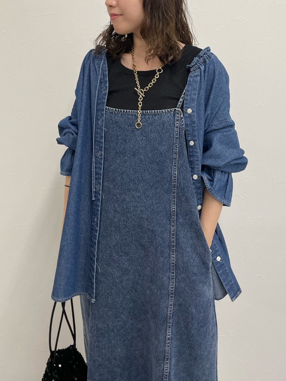 「レイヤードスタイル、休日スタイル、フリル、デニム、デニムコーデ、デニムワンピース、デニムキャミ、デニムオンデニム、デニムonデニム、ワントーンコーデ、デニムブラウス」｜「fredy emueのラメテレコ/ボーダー２WAY タンクトップ（タンクトップ、ブラック系）」を使った、ひかりさん（レディース・156cm）の夏コーディネートの9枚目の写真