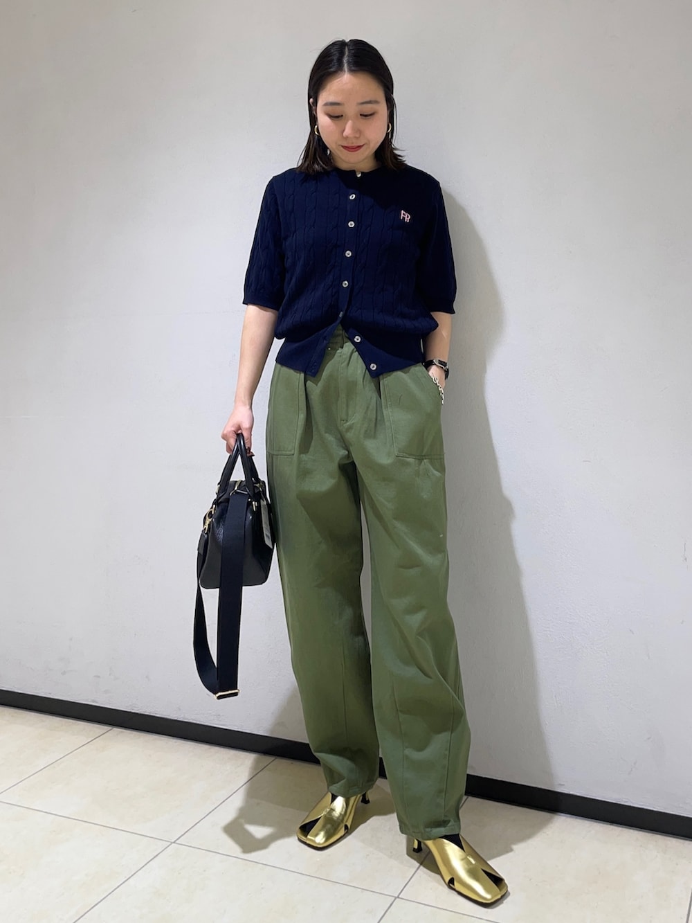 「カーディガン、ベイカーパンツ、カーゴパンツ、カーキパンツ、ケーブルニット、ケーブル編み、ケーブルニットカーディガン」｜「fredy emueのカーブベイカーパンツ（その他パンツ、グリーン系）」を使った、ひかりさん（レディース・156cm）の春コーディネートの2枚目の写真