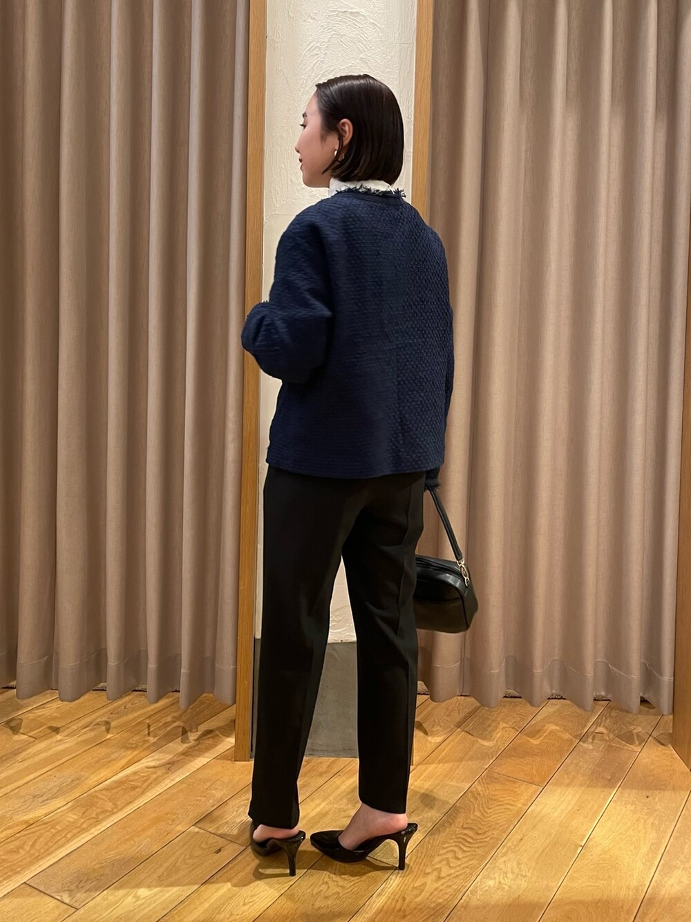 「春服デビュー宣言、セレモニーコーデ、セレモニースタイル、セレモニージャケット、ツイードジャケット、テーパードパンツ、ボウタイブラウス、キルティングバッグ、オケージョンスタイル、オケージョン、入学式、卒業式、入園式」|「fredy emueのスタンドボウタイブラウス(シャツ/ブラウス、ホワイト系)」を使った、ひかりさん(レディース・156cm)の春コーディネートの4枚目の写真