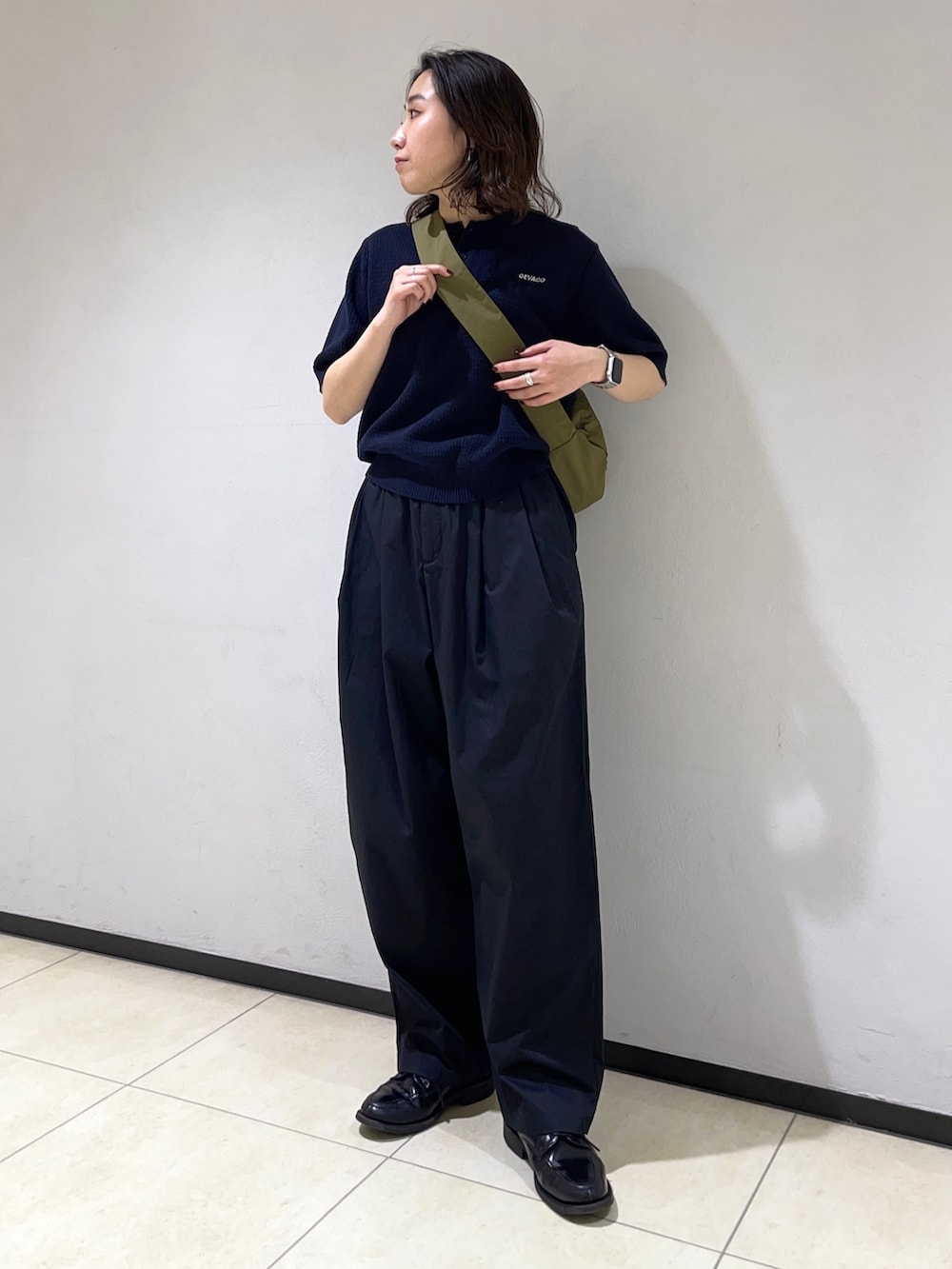 「ストリート、韓国ファッション、モノトーン、休日スタイル、ニットポロ、GEVACO、ボリュームパンツ、スポーツミックス、ノームコア」｜「fredy emueの【GEVACO】コットンすかし編みニットポロシャツ（ニット/セーター、ブルー系）」を使った、ひかりさん（レディース・156cm）の春コーディネートの4枚目の写真