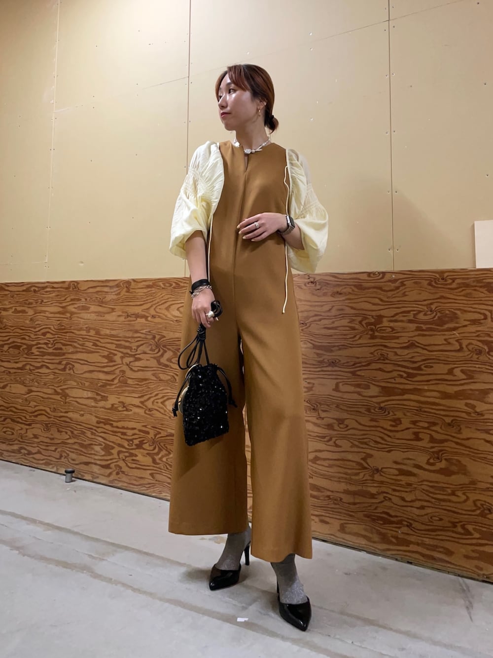 「オケージョン、オケージョンスタイル、お呼ばれスタイル、お呼ばれ、オールインワン、ボレロ、ボレロカーデ、結婚式、結婚式二次会スタイル、キレイめコーデ、淡色コーデ、羽織り、カーディガン、ミニバッグ、まとめ髪」｜「JETEEの【JETEE/ジュテ】スパンコール巾着ショルダーバッグ（ショルダーバッグ、ブラック系）」を使った、ひかりさん（レディース・156cm）の夏コーディネートの4枚目の写真