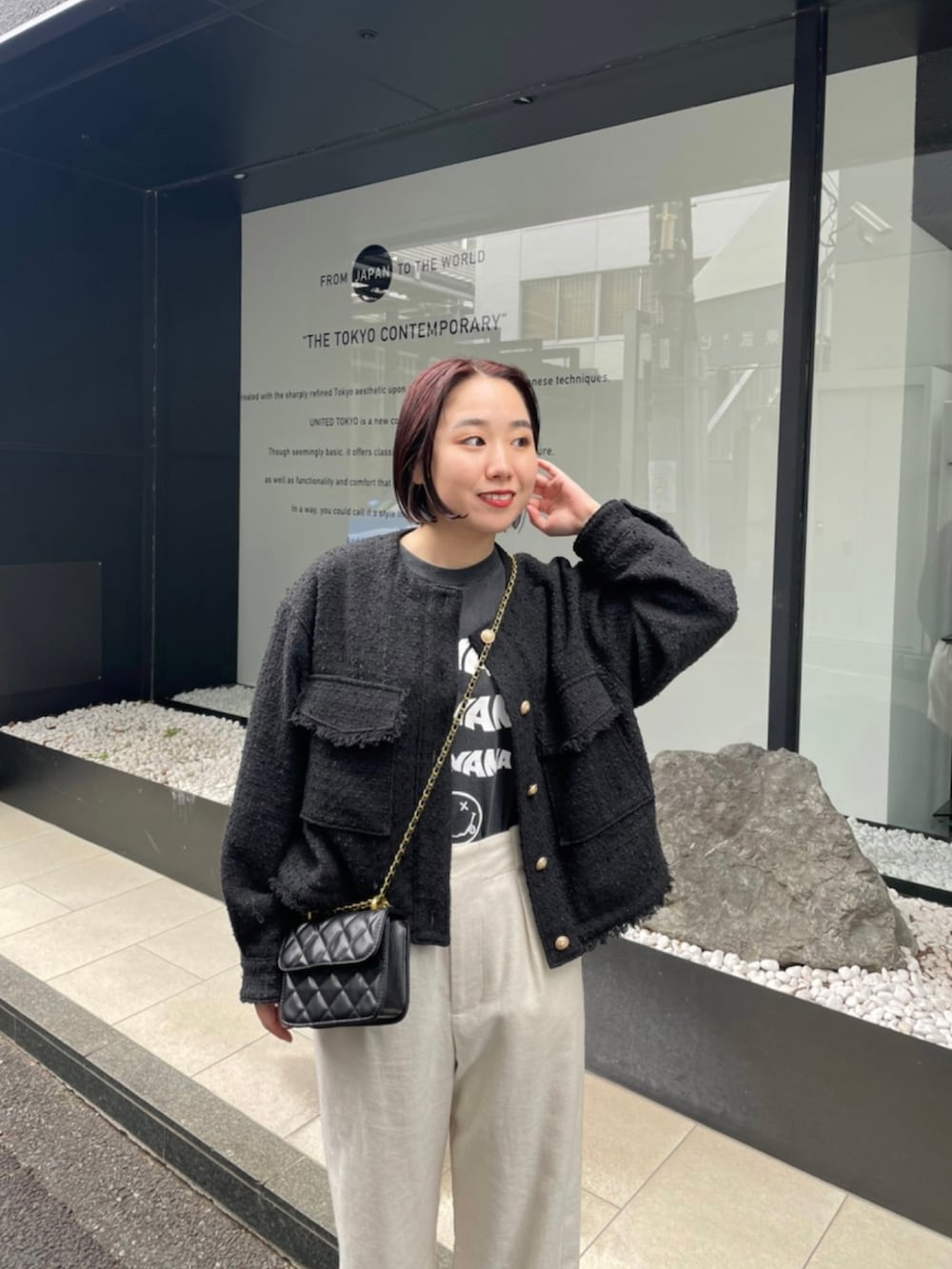 「ツイードジャケット、麻パンツ、リネンパンツ、ブラックコーデ、バンドT、バンT、キルティングバッグ、チェーンバッグ、ツイード、ローファーコーデ、きれいめカジュアル、ミニショルダー、ワイドパンツ、ホワイトパンツ、モノトーン」｜「fredy emueの【セットアップ可能】リネン混セミワイドパンツ（その他パンツ、ベージュ系）」を使った、ひかりさん（レディース・156cm）の春コーディネートの4枚目の写真