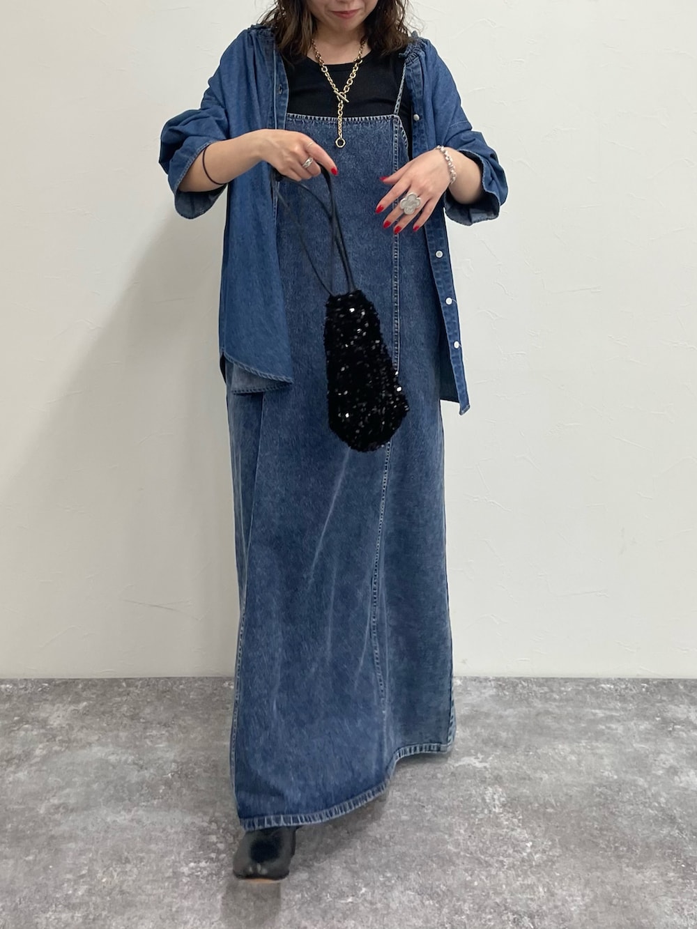 「レイヤードスタイル、休日スタイル、フリル、デニム、デニムコーデ、デニムワンピース、デニムキャミ、デニムオンデニム、デニムonデニム、ワントーンコーデ、デニムブラウス」｜「fredy emueのラメテレコ/ボーダー２WAY タンクトップ（タンクトップ、ブラック系）」を使った、ひかりさん（レディース・156cm）の夏コーディネートの8枚目の写真