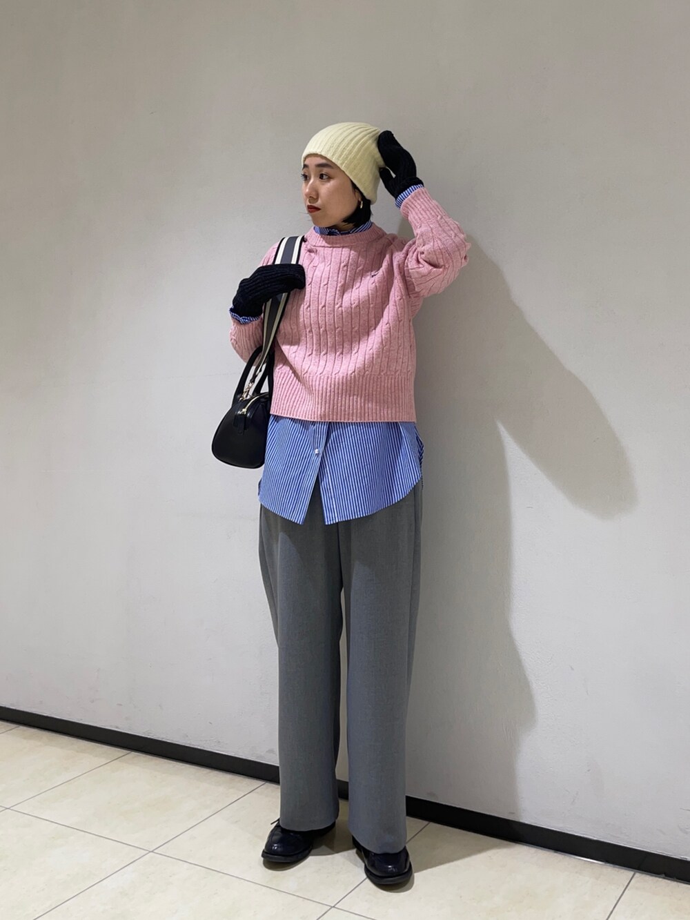 「ケーブルニット、ストライプシャツ、ボストンバッグ、ビーニー、新星WEARISTAにエントリー、クリスマスに着たい服、マイベストコーデ2023、ニット帽、お出かけコーデ、ニットコーデ、ホワイト、ピンクコーデ」|「fredy emueのウールライクスラブクロスセミワイドパンツ(その他パンツ、グレー系)」を使った、ひかりさん(レディース・156cm)の冬コーディネートの3枚目の写真
