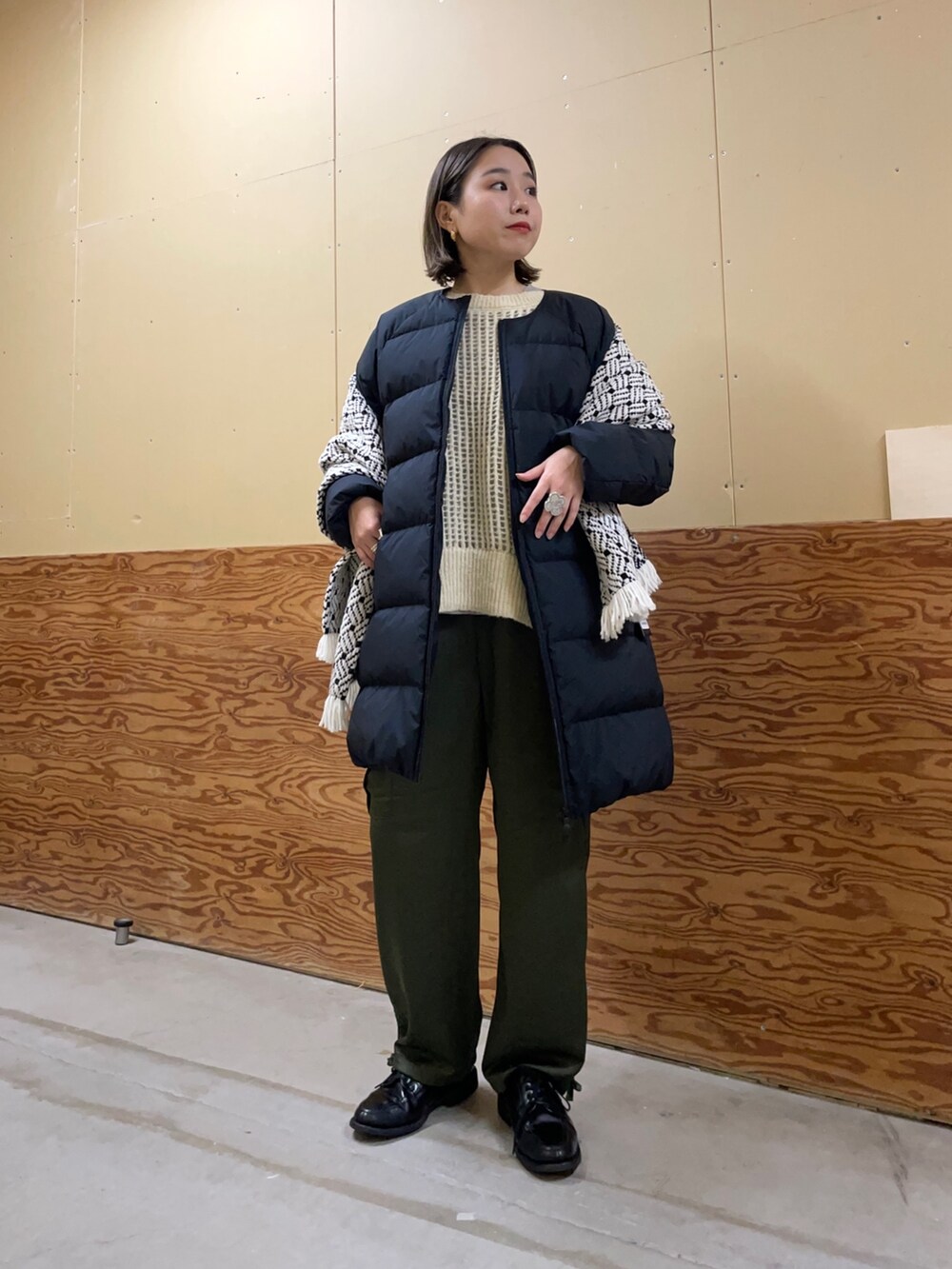「ピレネックス、PYRENEX、ダウンジャケット、ダウンコート、ショール、サテンパンツ、メッシュニット、シンプルコーデ」｜「Pyrenexの【PYRENEX/ピレネックス】ARTNEY SOFT 3　ダウンコート（ダウンジャケット/コート、ブラック系）」を使った、ひかりさん（レディース・156cm）の秋コーディネートの2枚目の写真