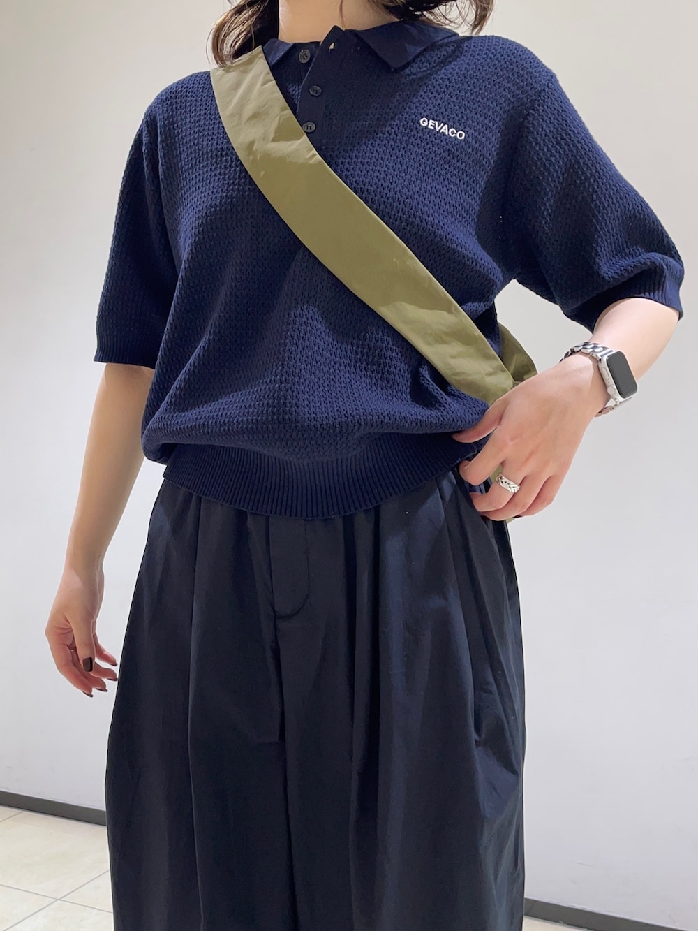 「ストリート、韓国ファッション、モノトーン、休日スタイル、ニットポロ、GEVACO、ボリュームパンツ、スポーツミックス、ノームコア」｜「fredy emueの【GEVACO】コットンすかし編みニットポロシャツ（ニット/セーター、ブルー系）」を使った、ひかりさん（レディース・156cm）の春コーディネートの6枚目の写真