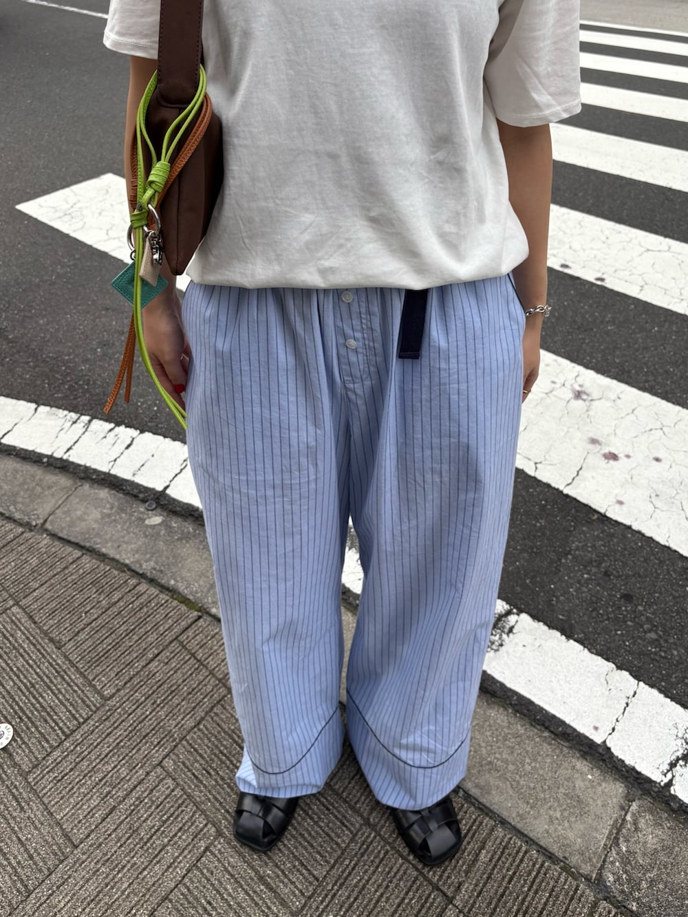「パジャマパンツ、パジャマスタイル、パジャマコーデ、パジャマ、シアートップス、シアー、シアーT、シアーTシャツ、夏コーデ、夏服、夏ファッション、レザーサンダル、ストライプパンツ」｜「fredy emueのハイツイストコットンTシャツ（Tシャツ/カットソー、ホワイト系）」を使った、ひかりさん（レディース・156cm）の夏コーディネートの5枚目の写真