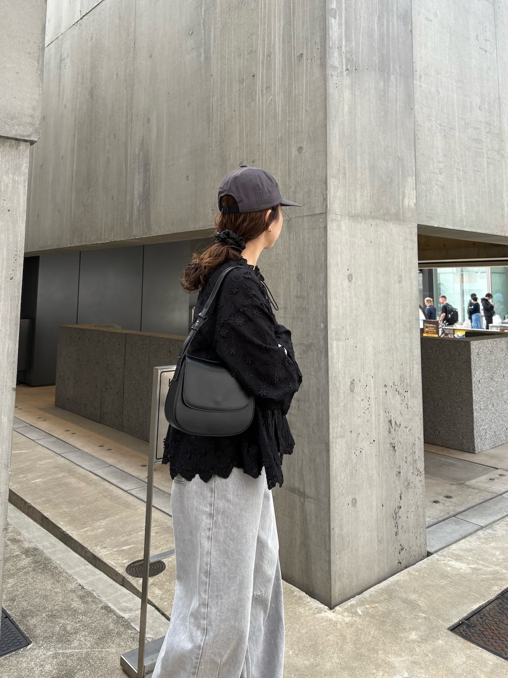 「スポーツ、スポーツミックス、キャップ、キャップ女子、キャップコーデ、モノトーン、モノトーンコーデ、デニム、デニムパンツ、デニムコーデ、カーブパンツ、カーブ、カーブデニム、レースブラウス、レーストップス」|「fredy emueの3D刺繍スカラップ前開きブラウス(シャツ/ブラウス、ブラック系)」を使った、ひかりさん(レディース・156cm)の春コーディネートの3枚目の写真